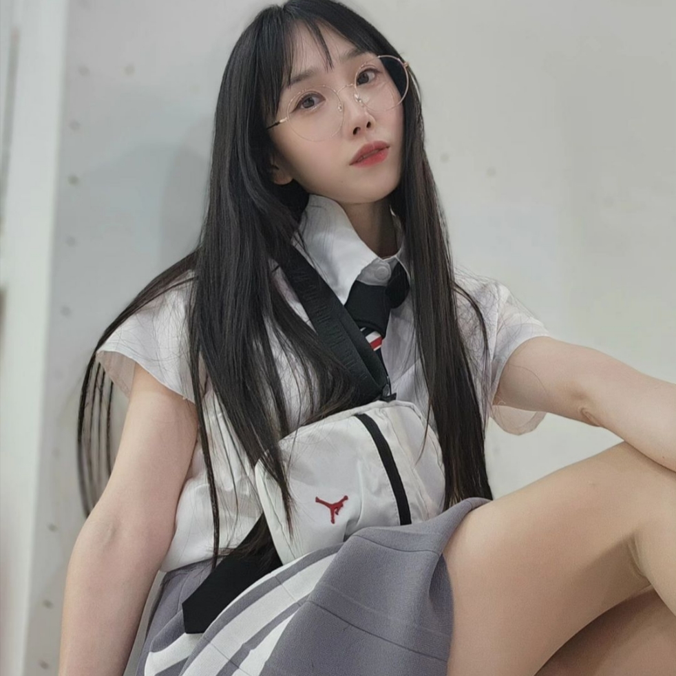 Thom Browne Engineered Stripe Necktie in Wool Navy, (W) Thom Browne Plain Weave Mini Pleated 4-Bar Skirt Medium Grey 착용 스타일