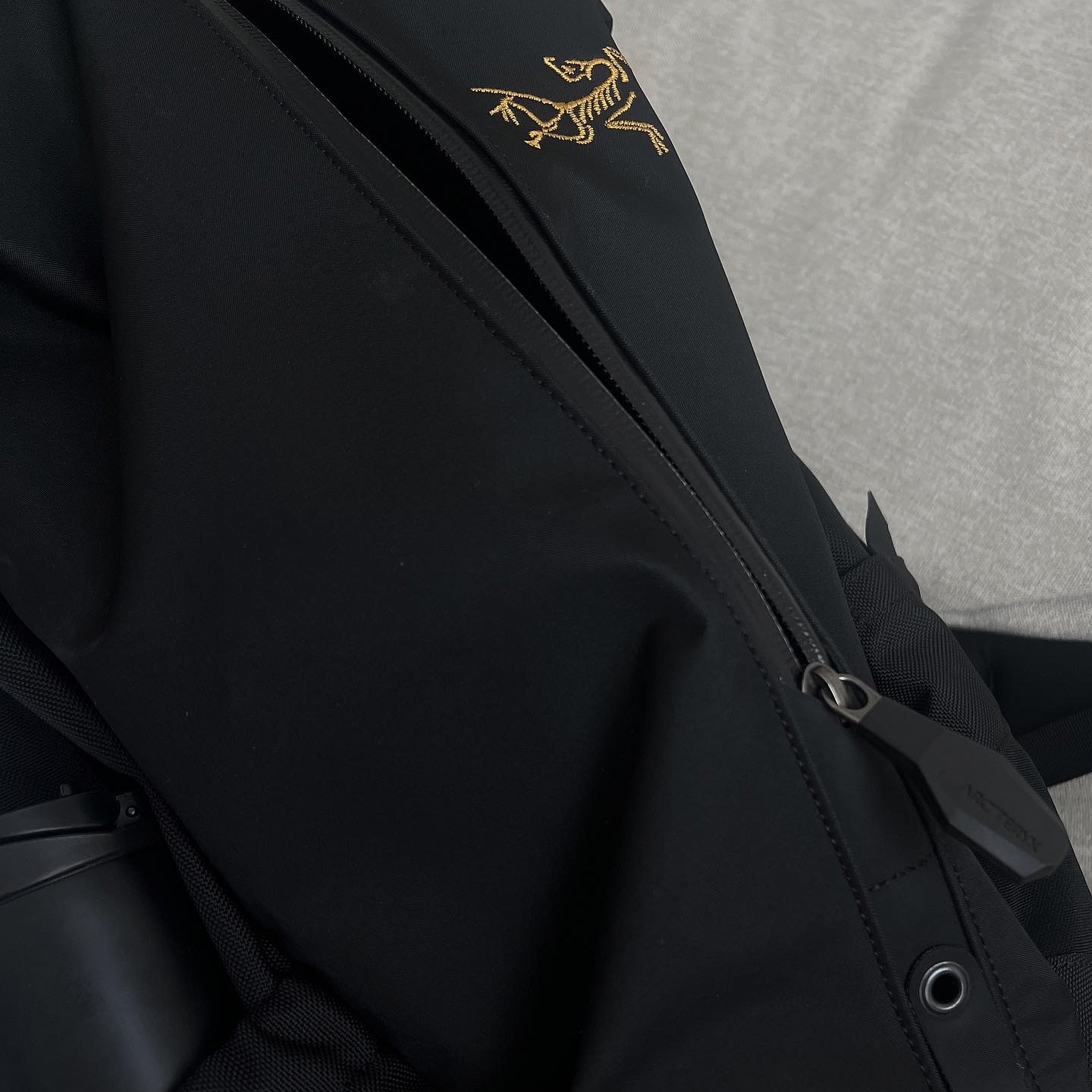 Arc'teryx Arro 16 Backpack Black, Arc'teryx Squamish Hoody Black 착용 스타일 - 1