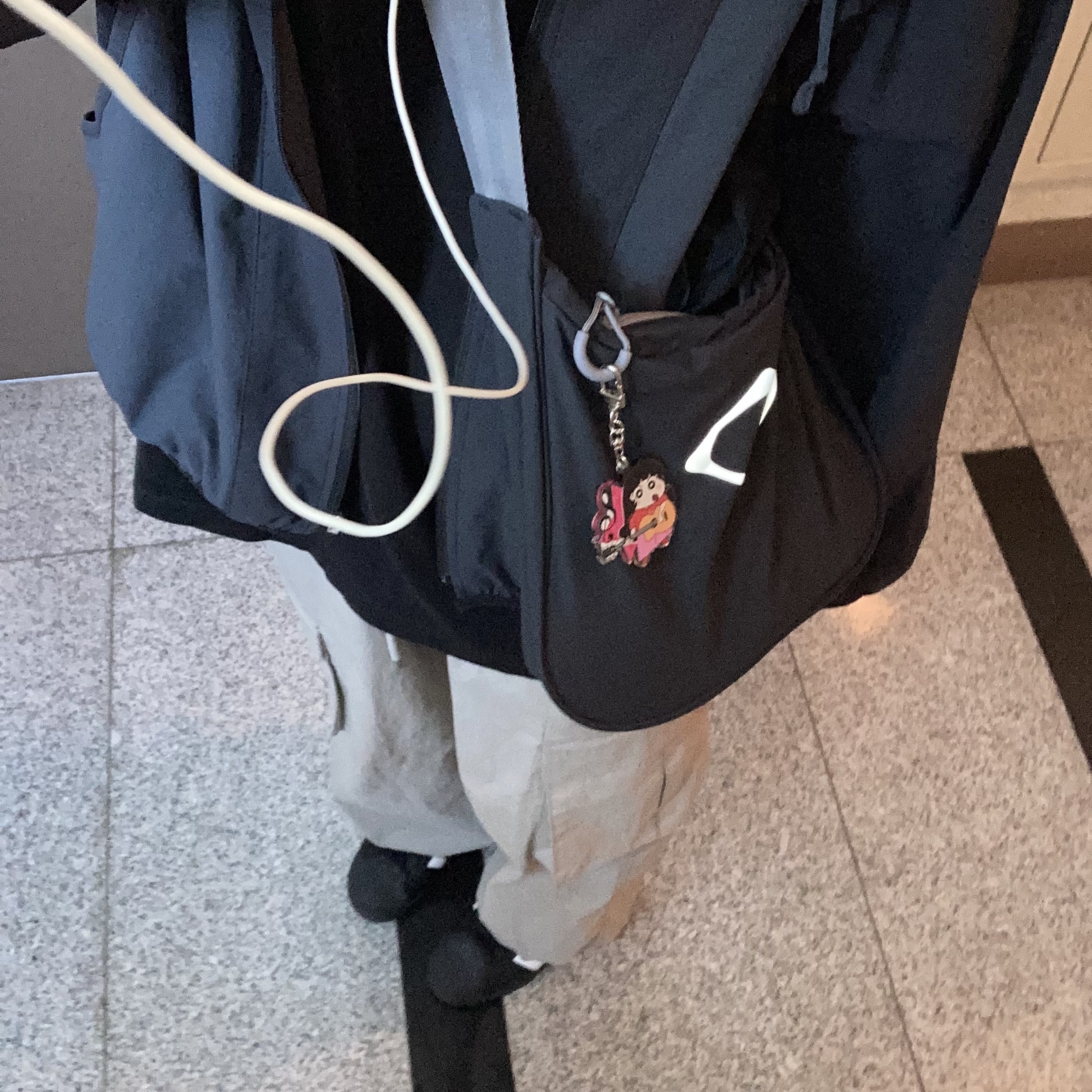 Mischief Rhombus Light Weight Cross Bag Black - The Hyundai Seoul Exclusive 착용 스타일