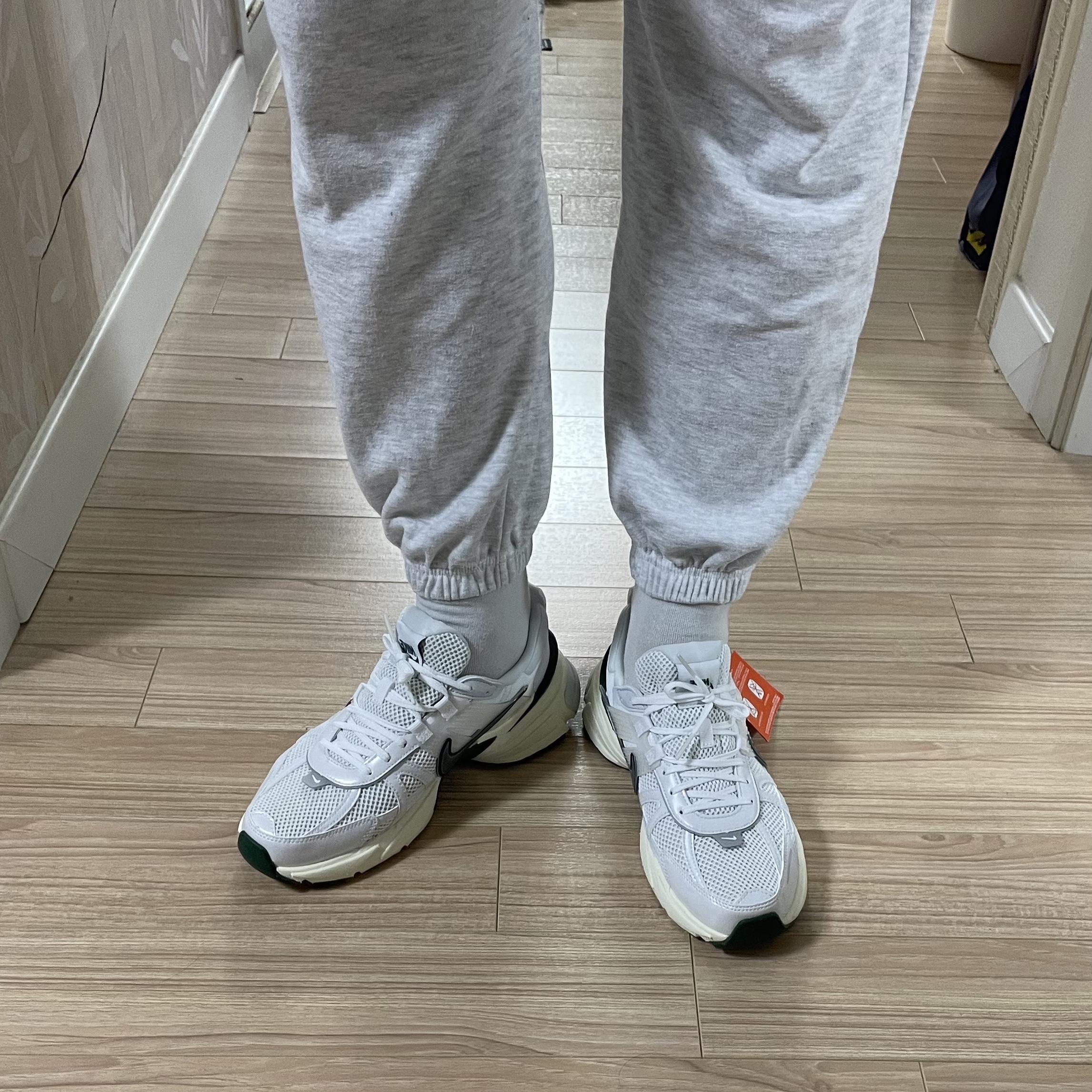 Nike V2K Run White Fir 착용 스타일
