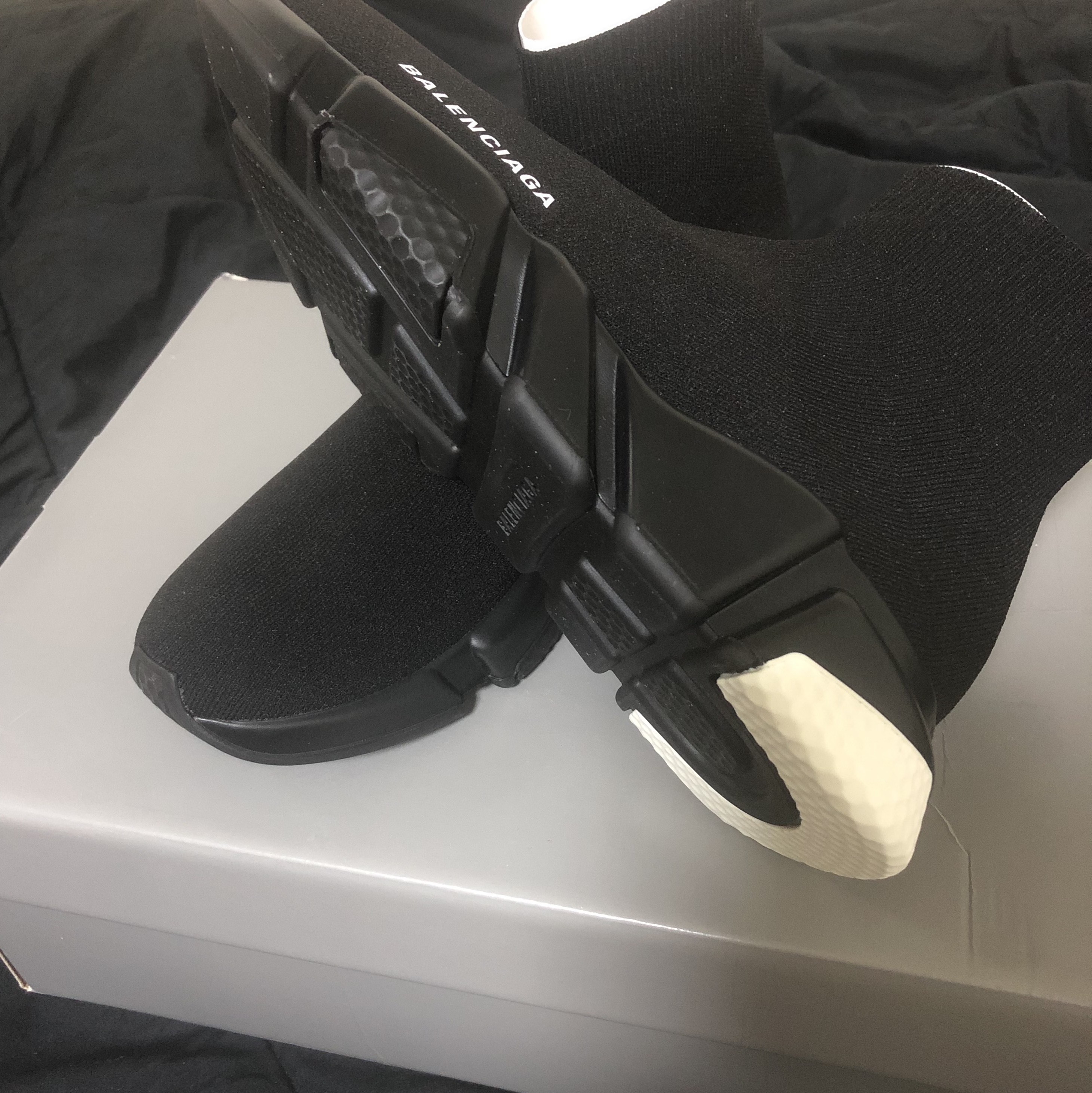 (W) Balenciaga Speed 2.0 Trainer Shiny Black 착용 스타일 - 2