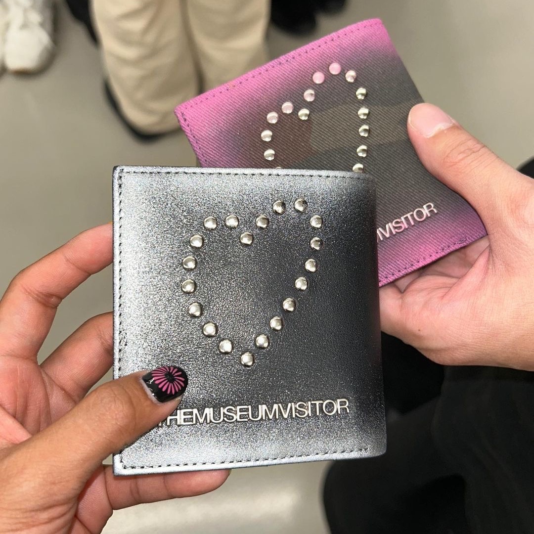 The Museum Visitor Heart Stud Spray Wallet Black, The Museum Visitor Heart Stud Spray Wallet Camo 착용 스타일