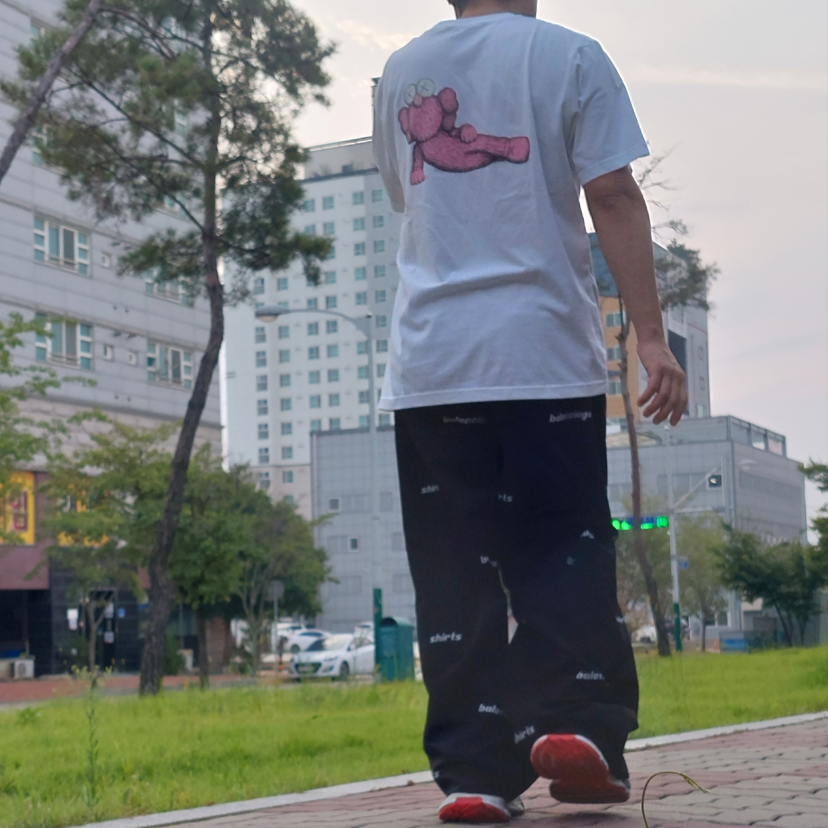 Uniqlo UT x Kaws Short Sleeve Graphic T-Shirt White 착용 스타일