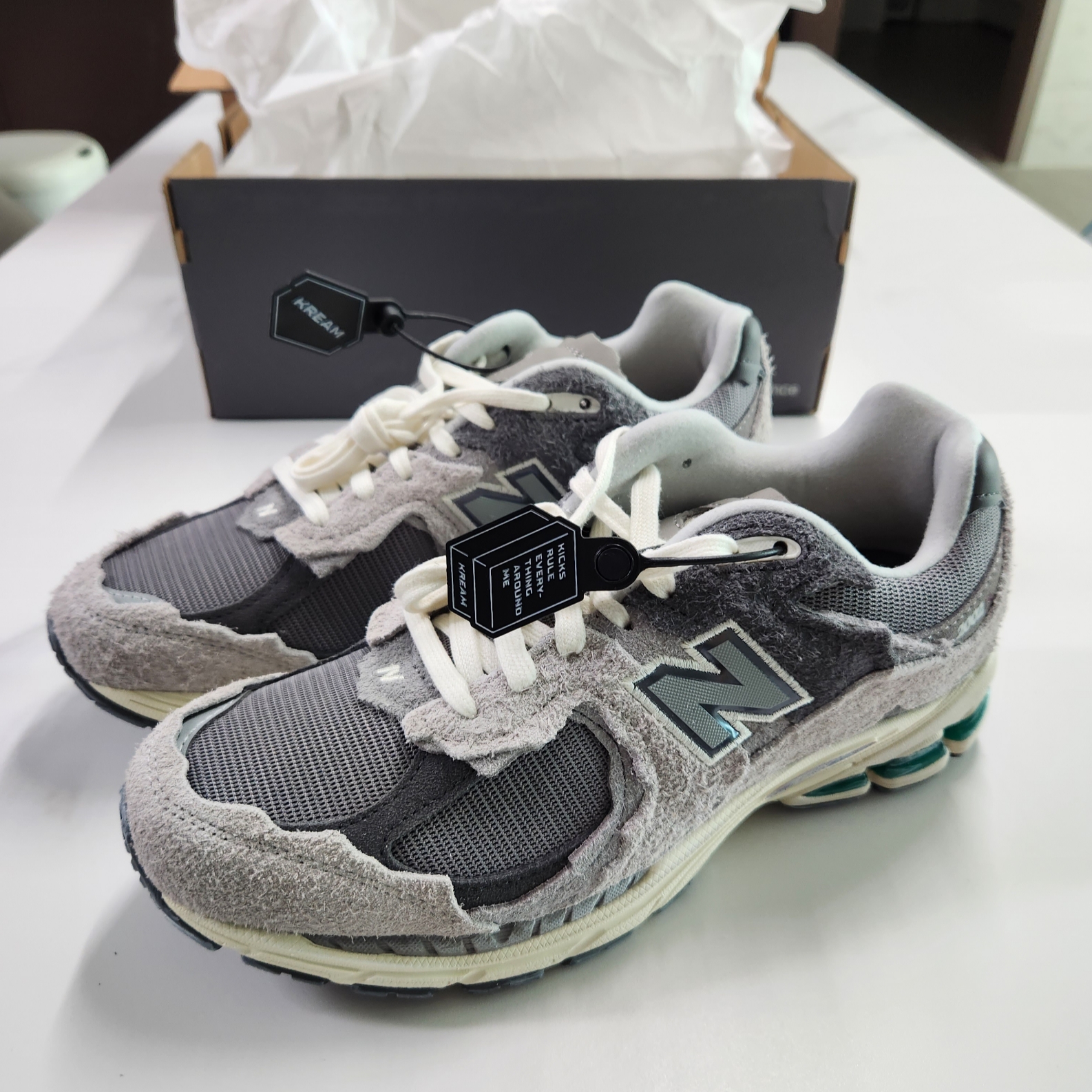 New Balance 2002R Protection Pack Rain Cloud 착용 스타일