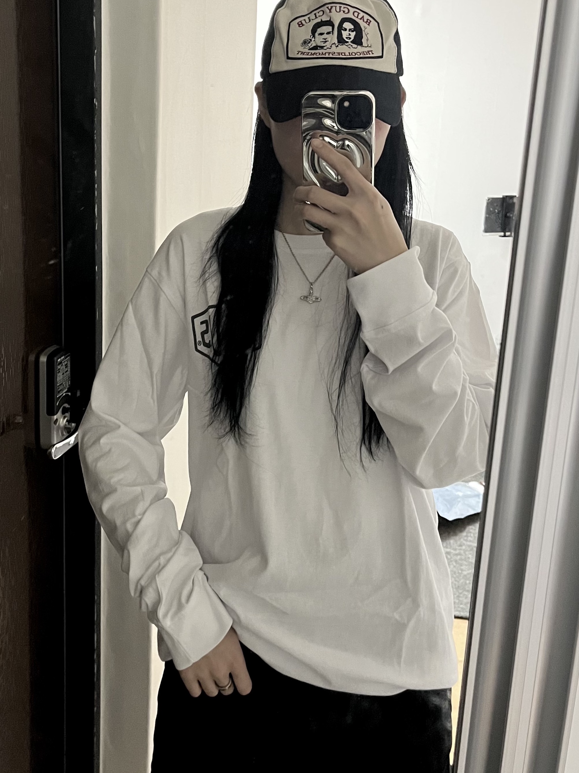 Deus Ex Machina Tokyo Asakusa Address Long Sleeve T-Shirt White, Vivienne Westwood Mini Bas Relief Pendant Silver 착용 스타일 - 1