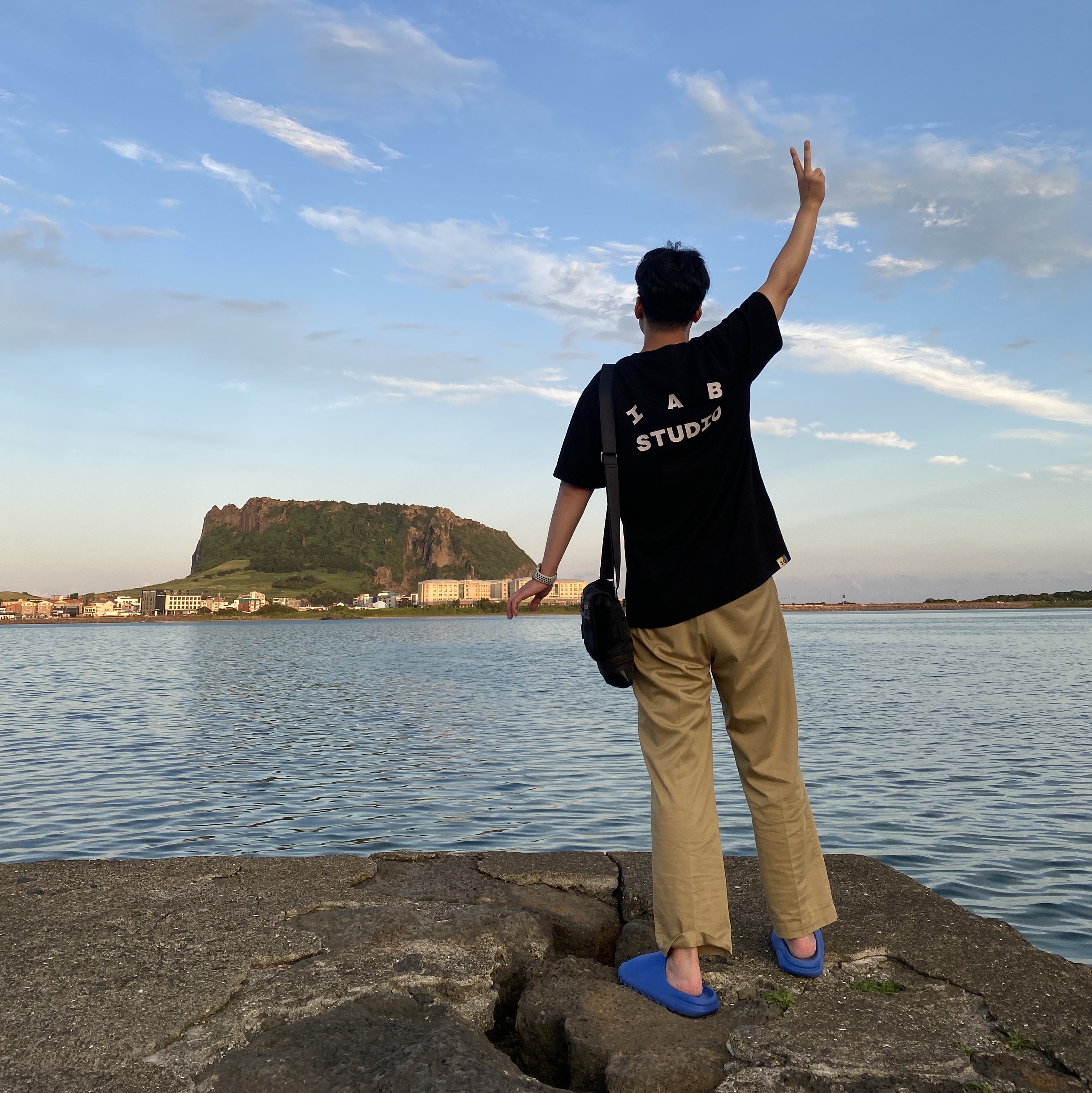 Adidas Yeezy Slide Azure, IAB Studio 10th Anniversary T-Shirt Black 착용 스타일