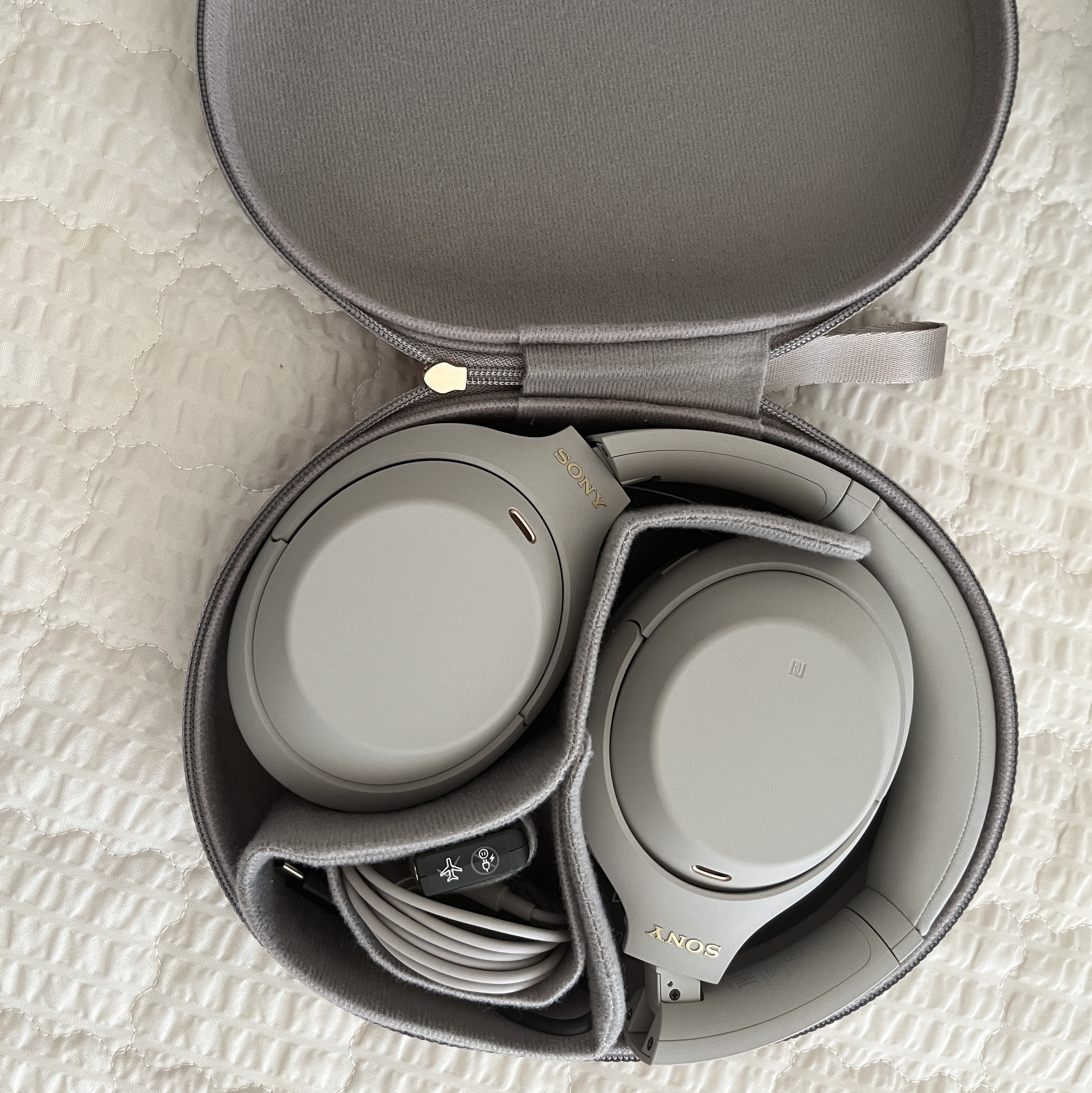 Sony WH-1000XM4 Platinum Silver (Korean Ver.) 착용 스타일 - 2