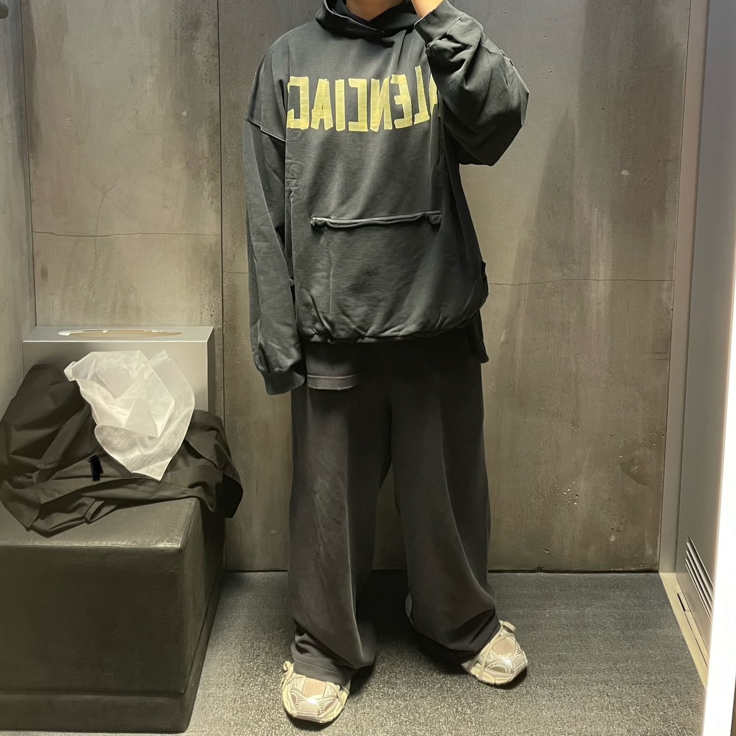 Balenciaga Tape Type Ripped Pocket Oversized Hoodie Faded Black, Balenciaga Tape Type Medium Fit T-Shirt Faded Black 착용 스타일 - 2