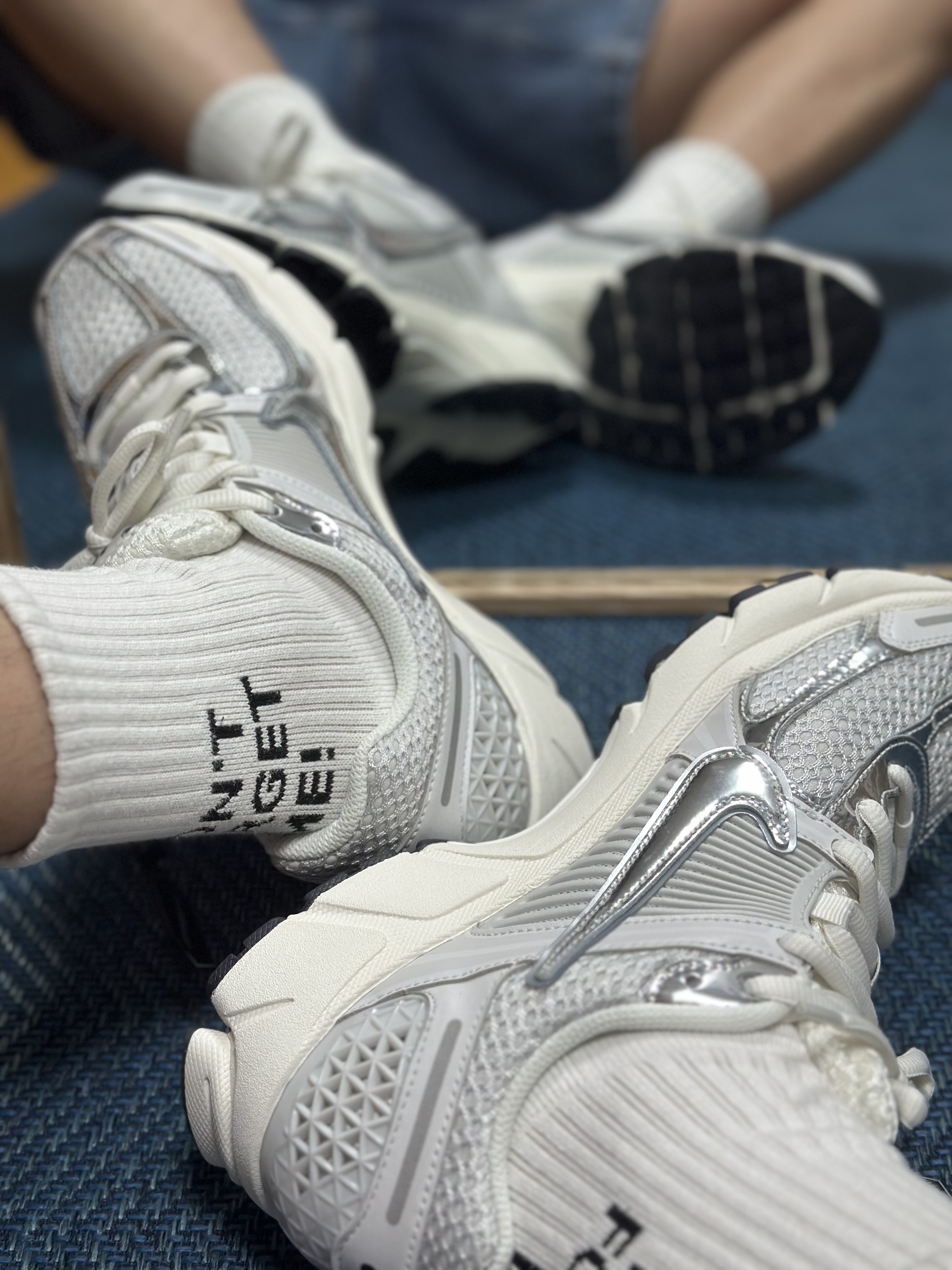 (W) Nike Zoom Vomero 5 Photon Dust and Metallic Silver 착용 스타일