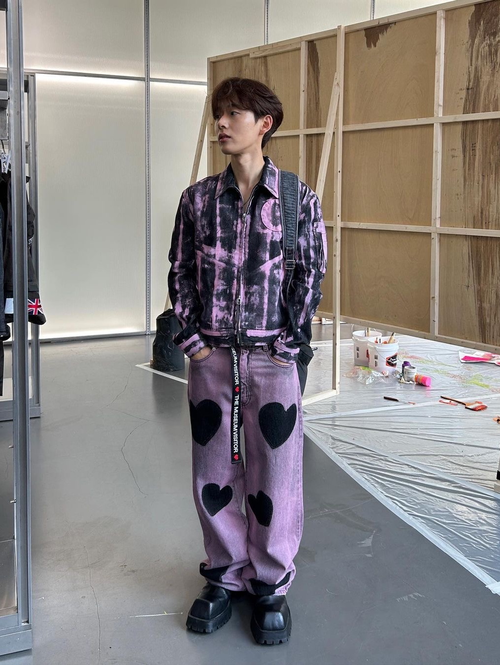 The Museum Visitor Heart Bleached Denim Pants Pink 착용 스타일