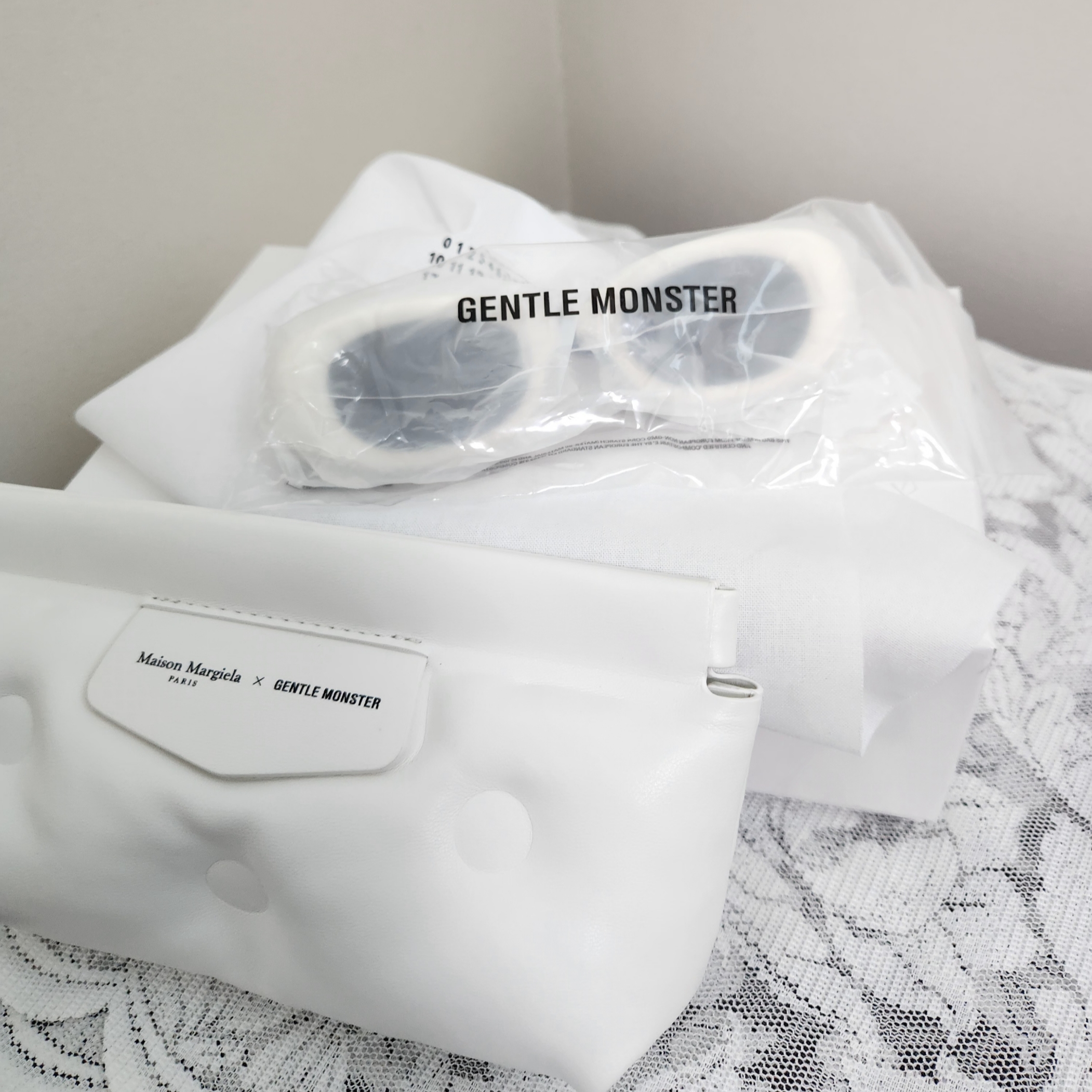 Gentle Monster x Maison Margiela MM004 White Black 착용 스타일 - 3