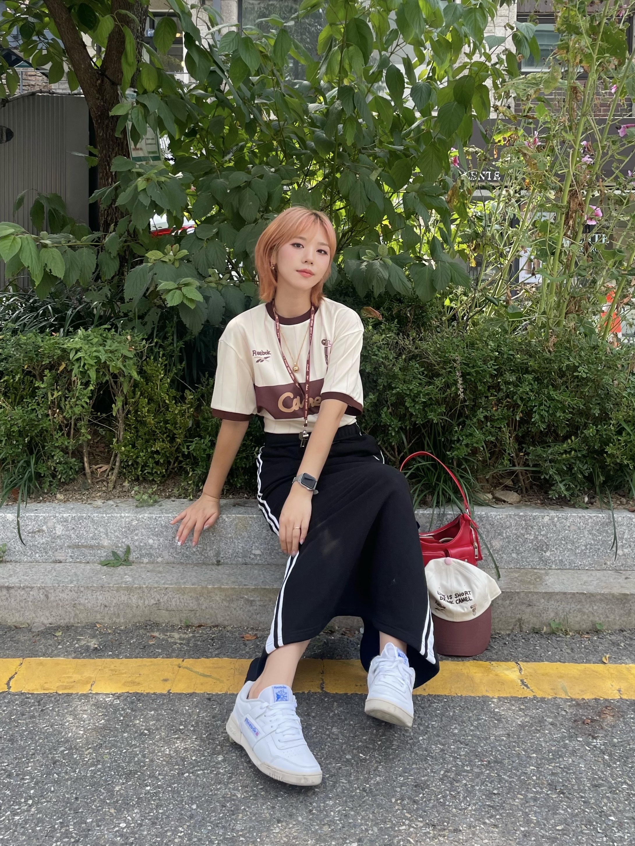 Reebok x Camel Coffee Blockcore T-Shirt Camel, Reebok Club C 85 Vintage Retro White 착용 스타일 - 5