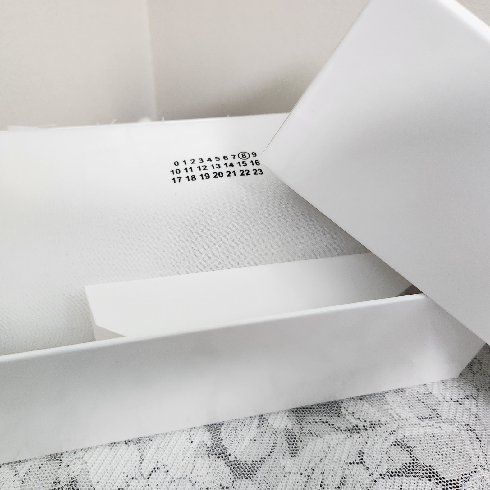 Gentle Monster x Maison Margiela MM004 White Black 착용 스타일 - 1