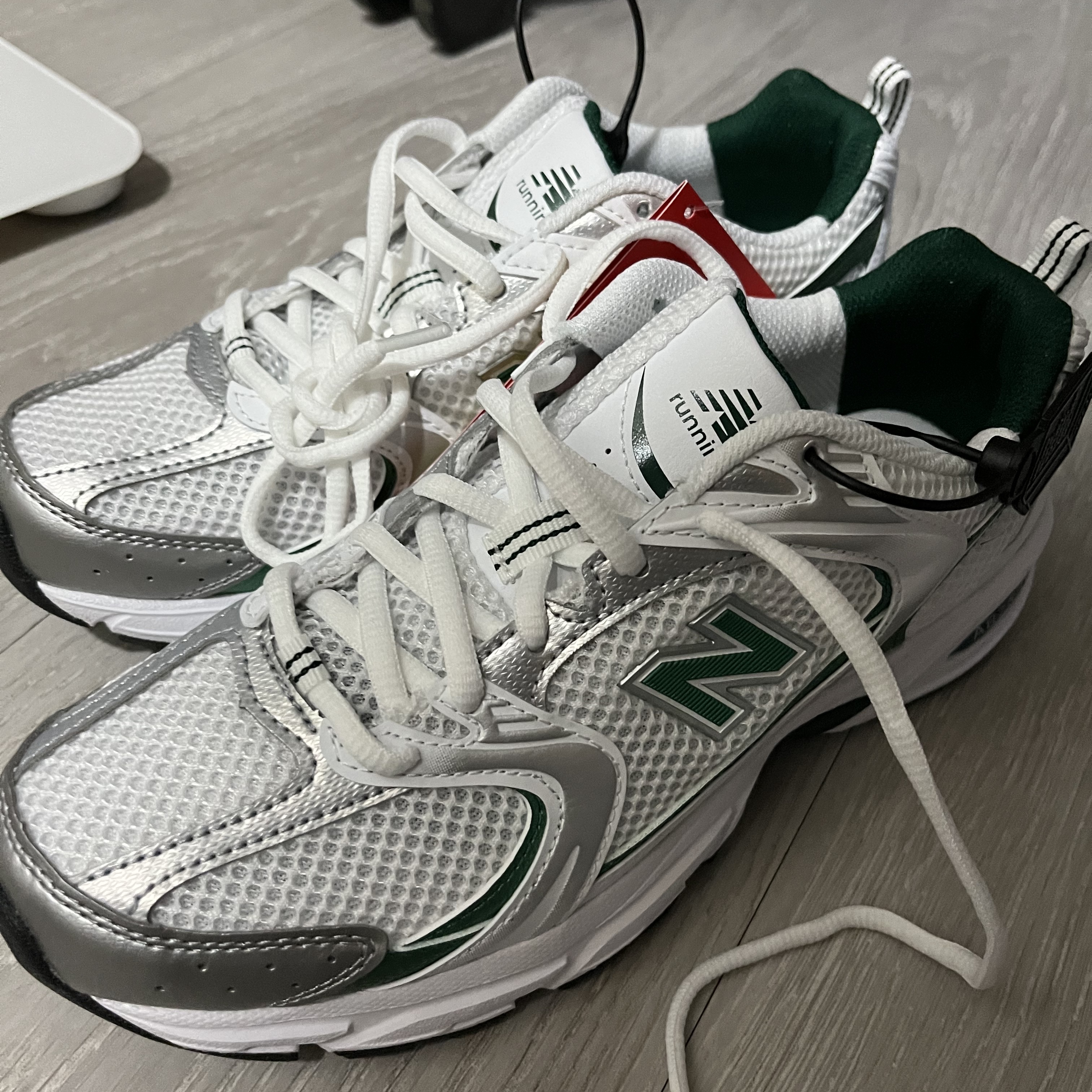 New Balance 530 White Nightwatch Green 착용 스타일
