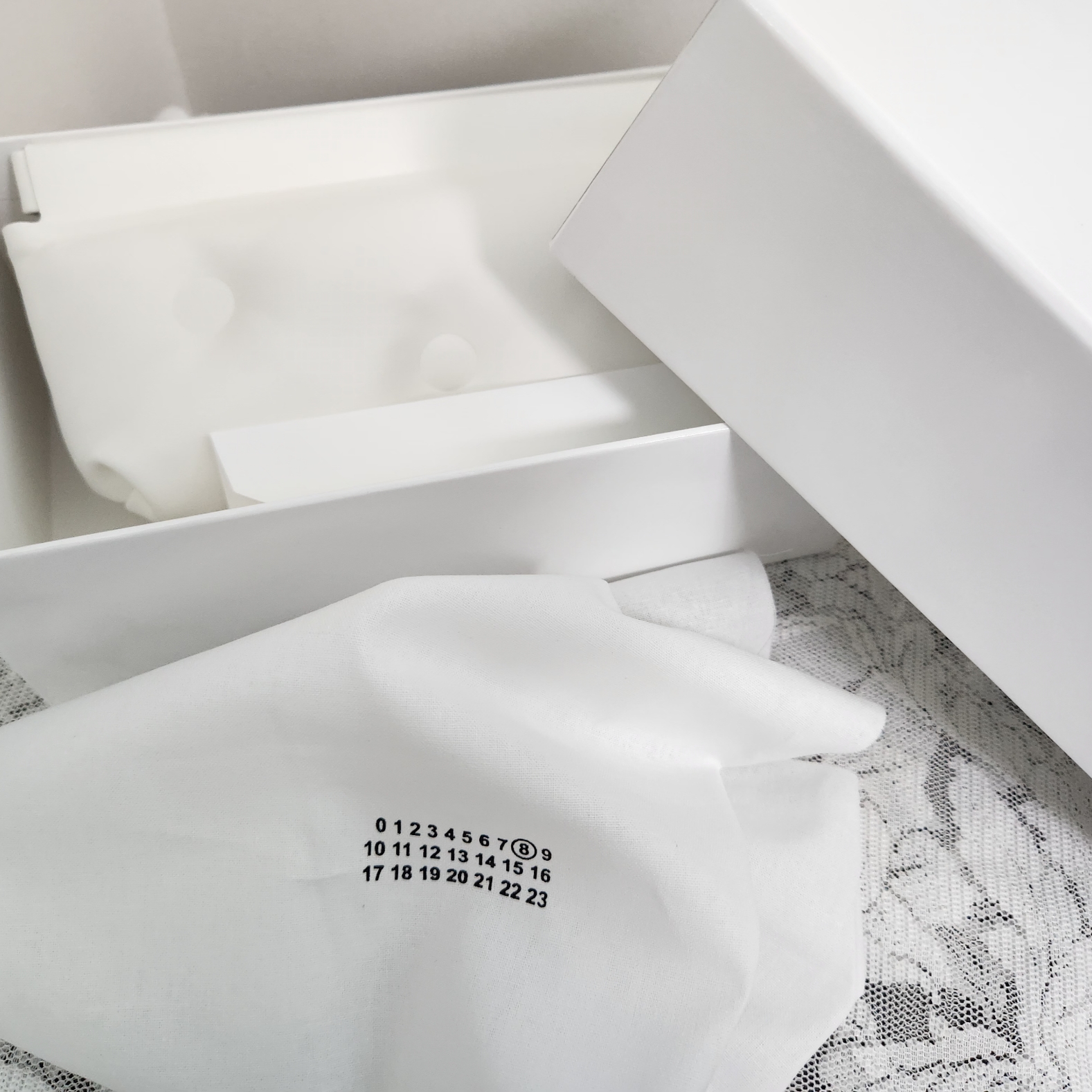 Gentle Monster x Maison Margiela MM004 White Black 착용 스타일 - 2