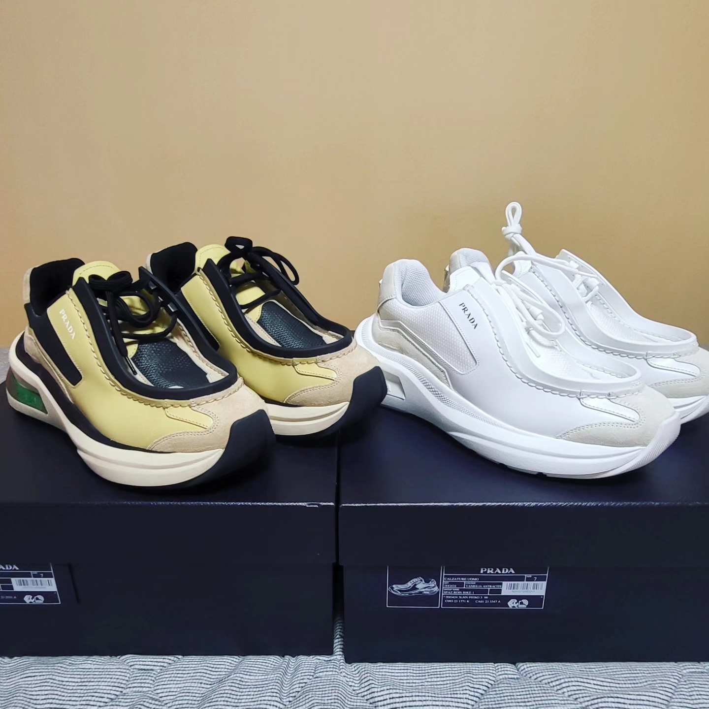 Prada Brushed Leather Sneakers with Bike Fabric and Suede Elements Vanilla Anthracite 착용 스타일 - 4