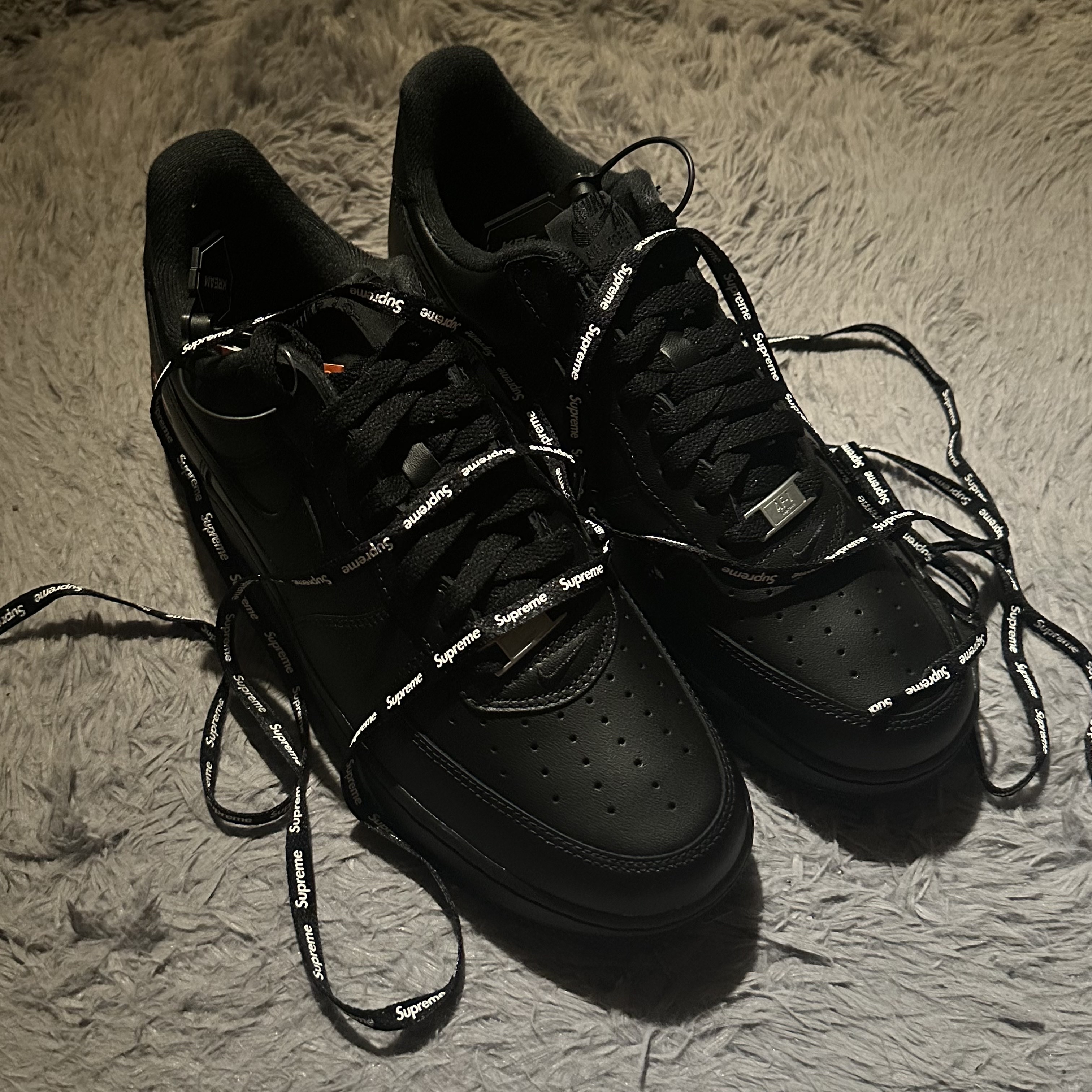 Nike x Supreme Air Force 1 Low Black 착용 스타일 - 2