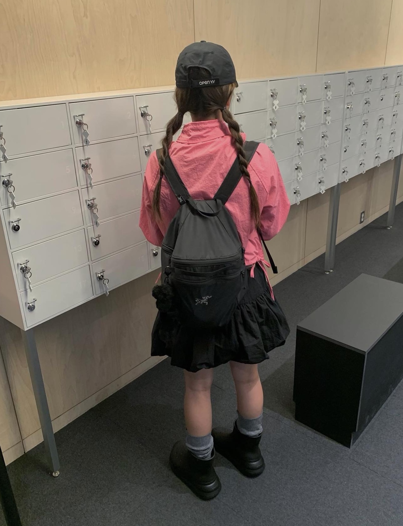 Arc'teryx Heliad 15 Backpack Black, Crocs Classic Crush Boot Black 착용 스타일 - 2