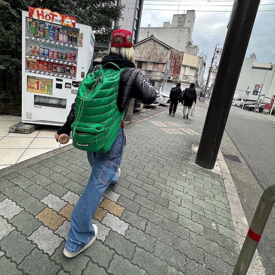Adidas Adilette Clog White Black, Supreme Puffer Backpack Green - 22FW 착용 스타일 - 3
