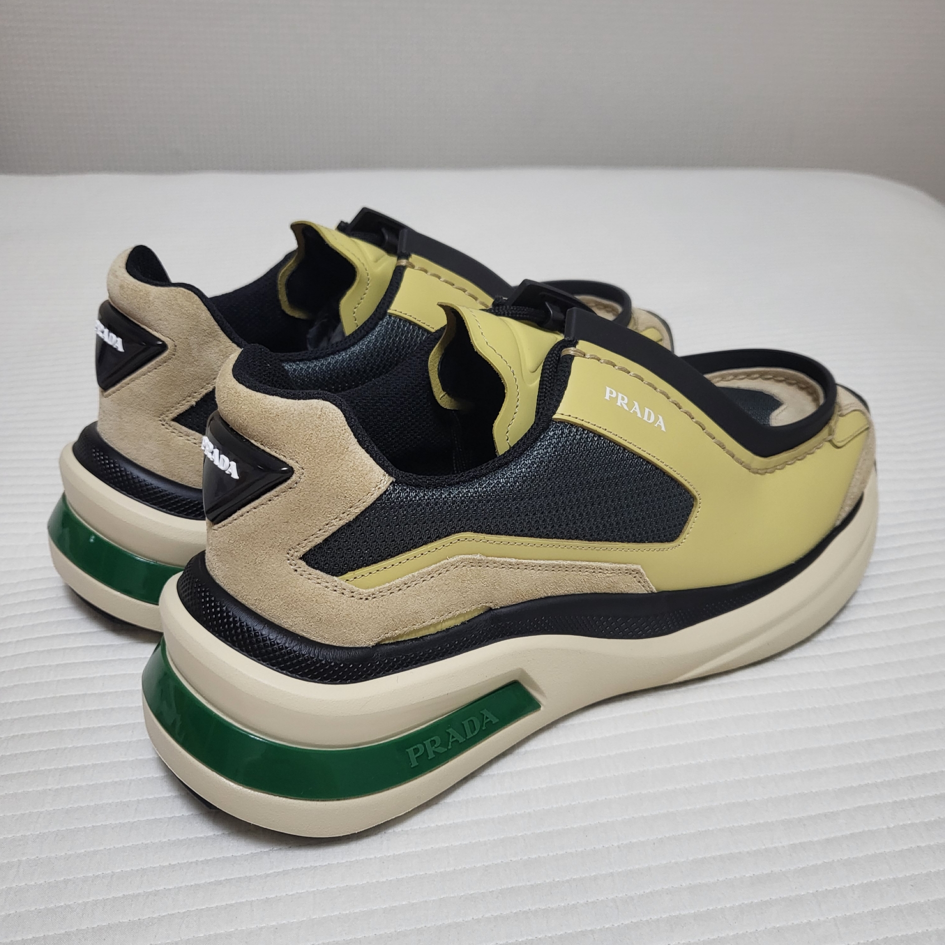 Prada Brushed Leather Sneakers with Bike Fabric and Suede Elements Vanilla Anthracite 착용 스타일 - 3
