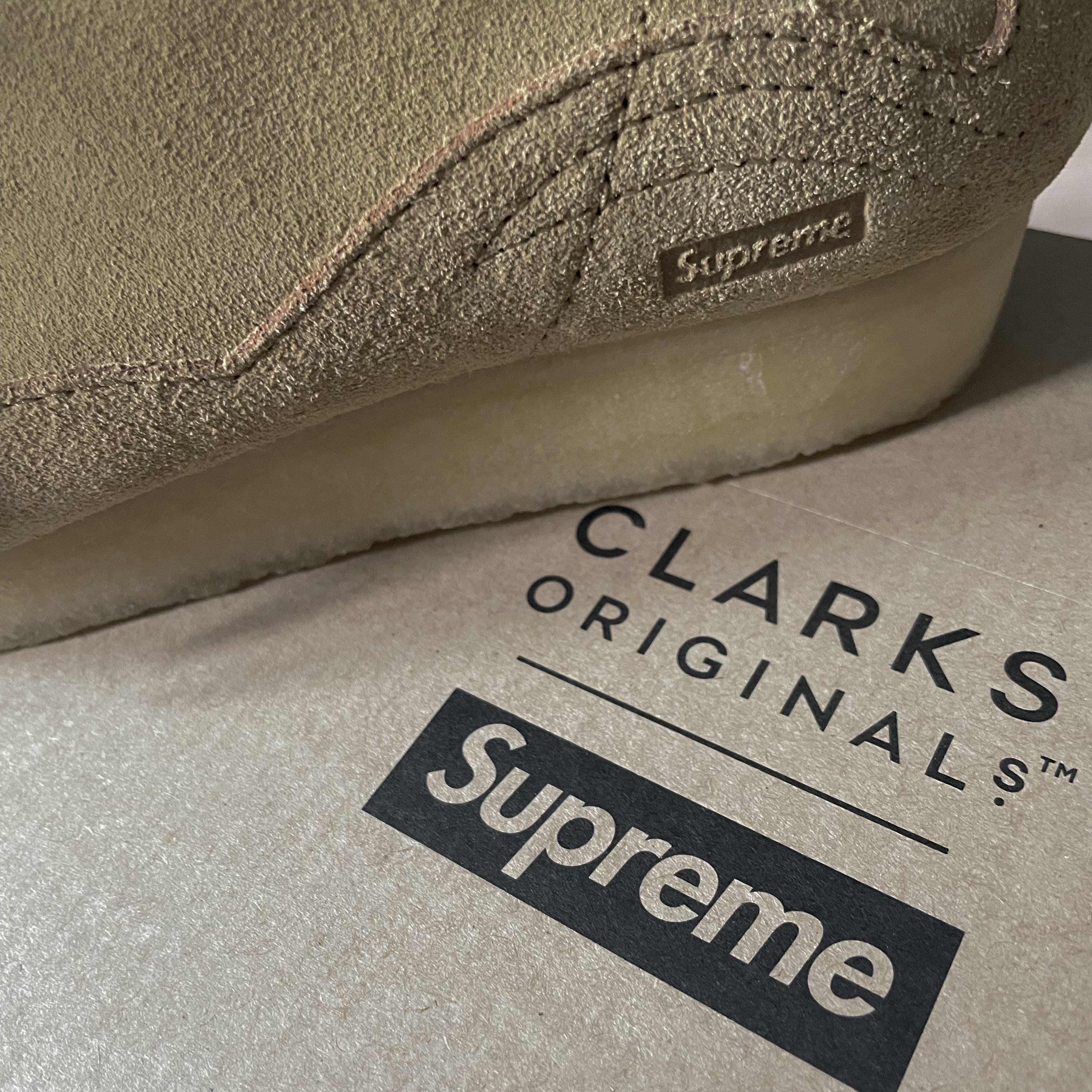 Clarks x Supreme Wallabee Tan 착용 스타일 - 2