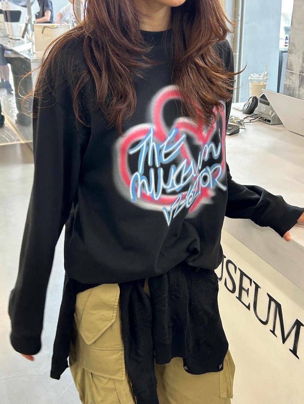 The Museum Visitor Blurred Heart Printed Long Sleeve Black 착용 스타일