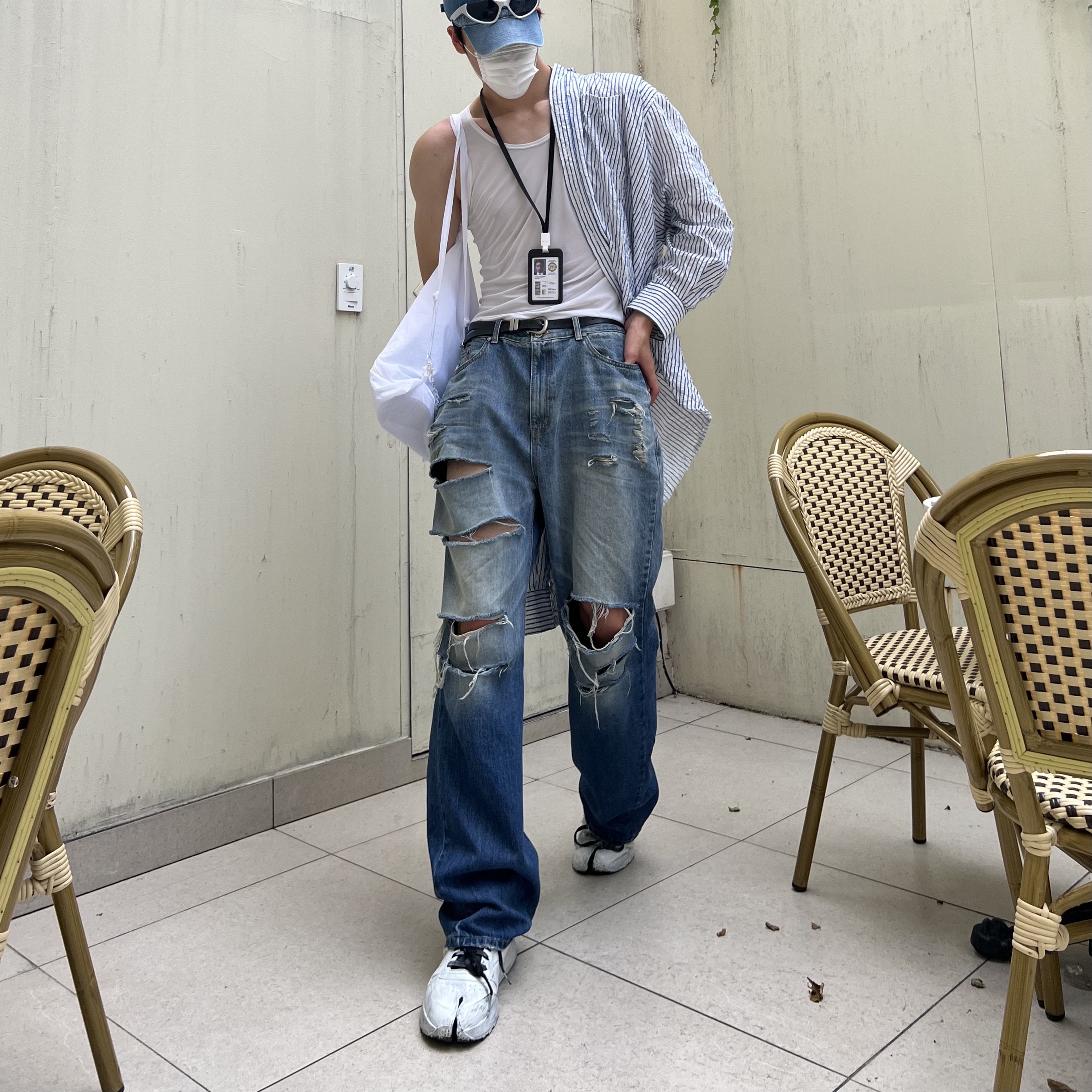 Our Legacy Borrowed BD Shirt White Blue Crinkled Stripe, Reebok x Maison Margiela Classic Leather Tabi Shoes Bianchetto 착용 스타일 - 4