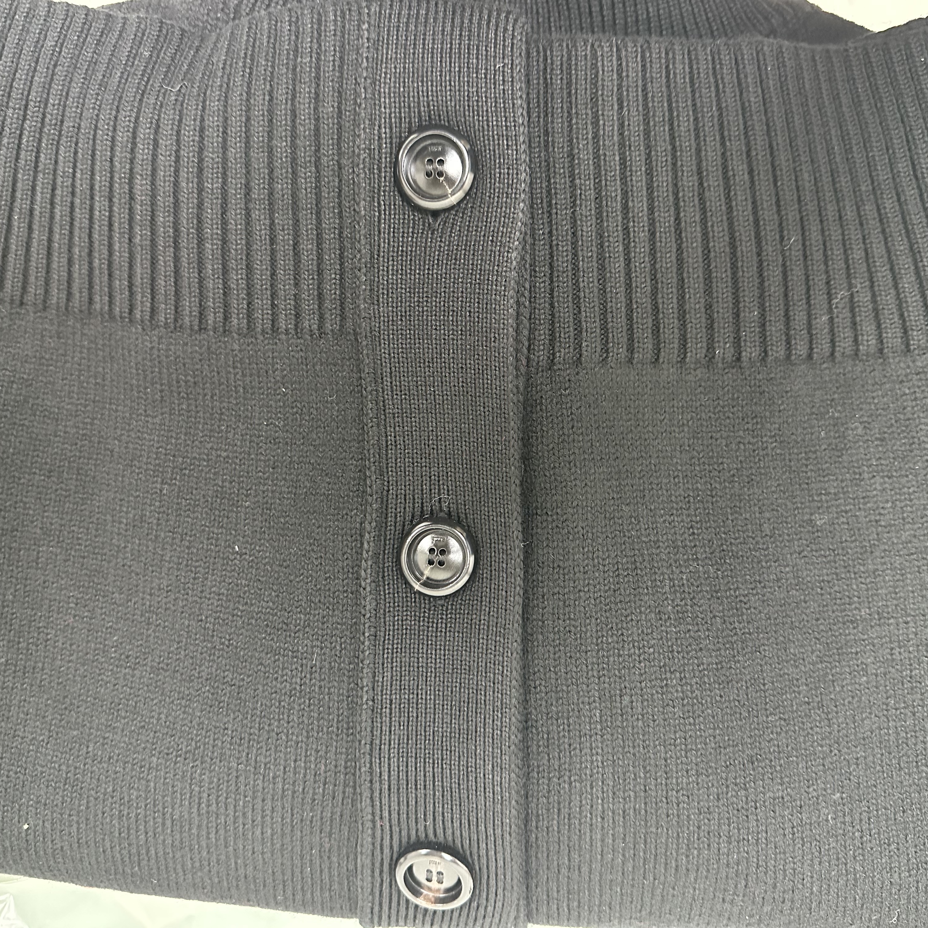 AMI de Coeur Oversize Intarsia Cardigan Black 착용 스타일 - 2