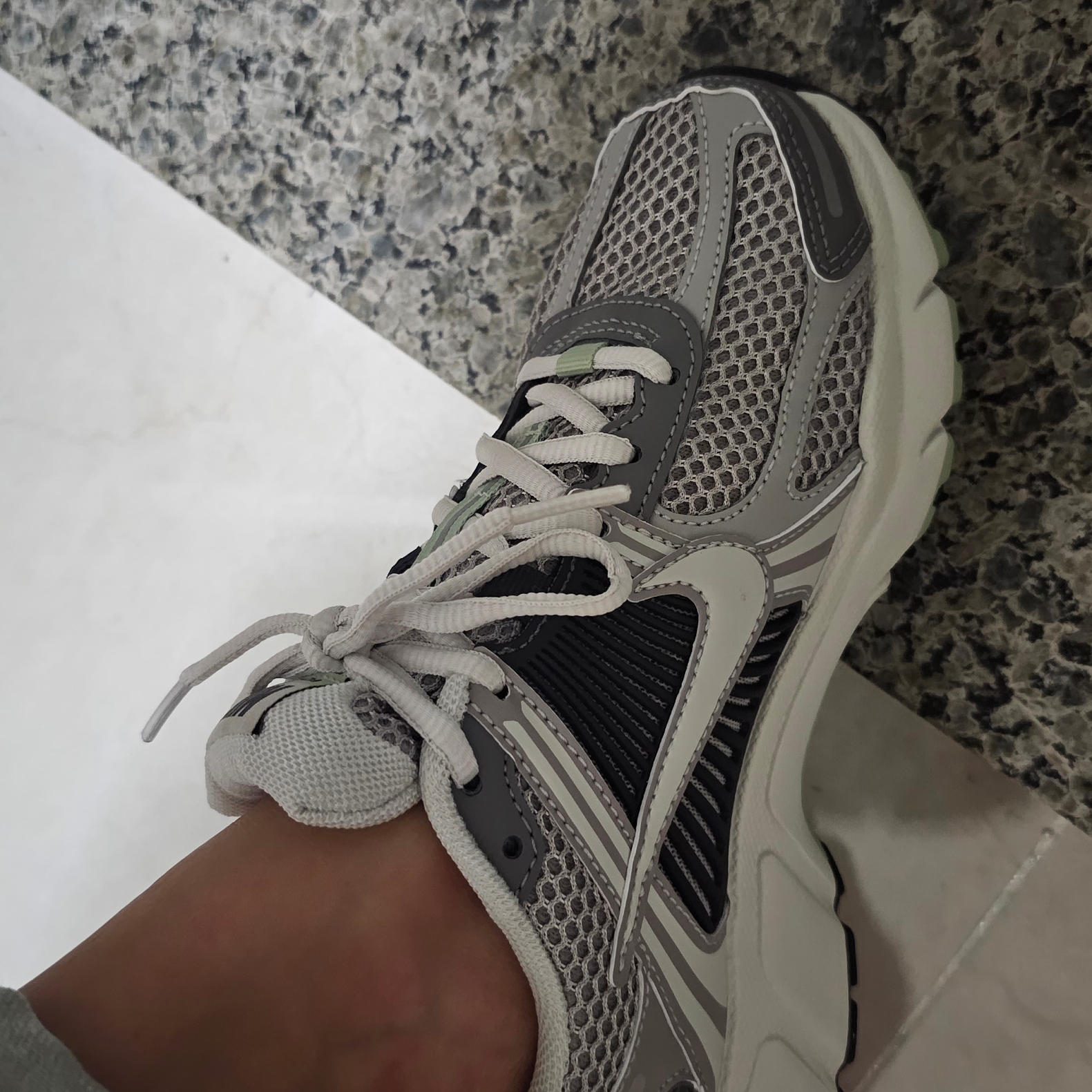 (W) Nike Zoom Vomero 5 Cobblestone and Flat Pewter 착용 스타일 - 2