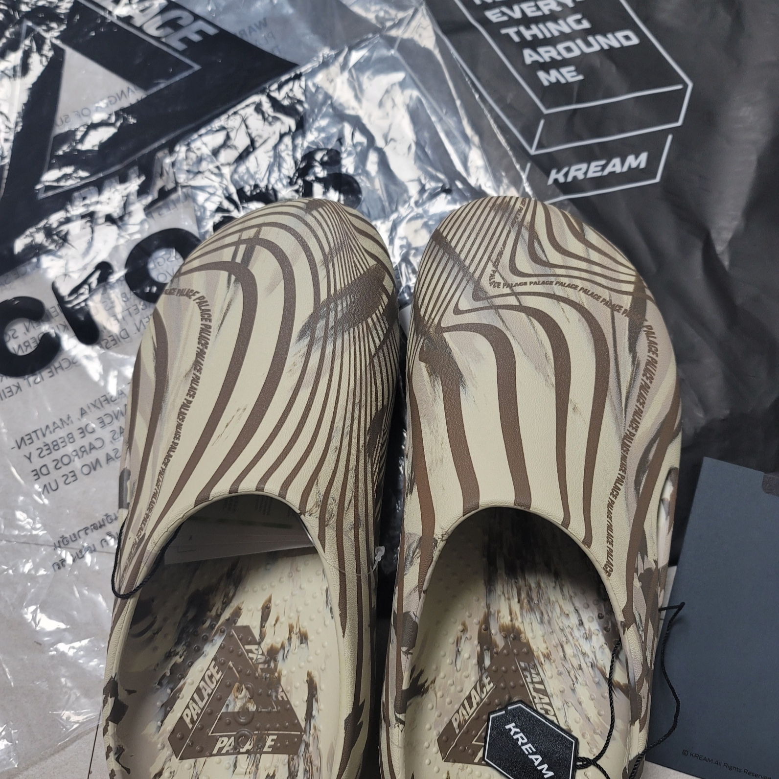 Crocs x Palace Recovery Clog Bone Multi 착용 스타일 - 1