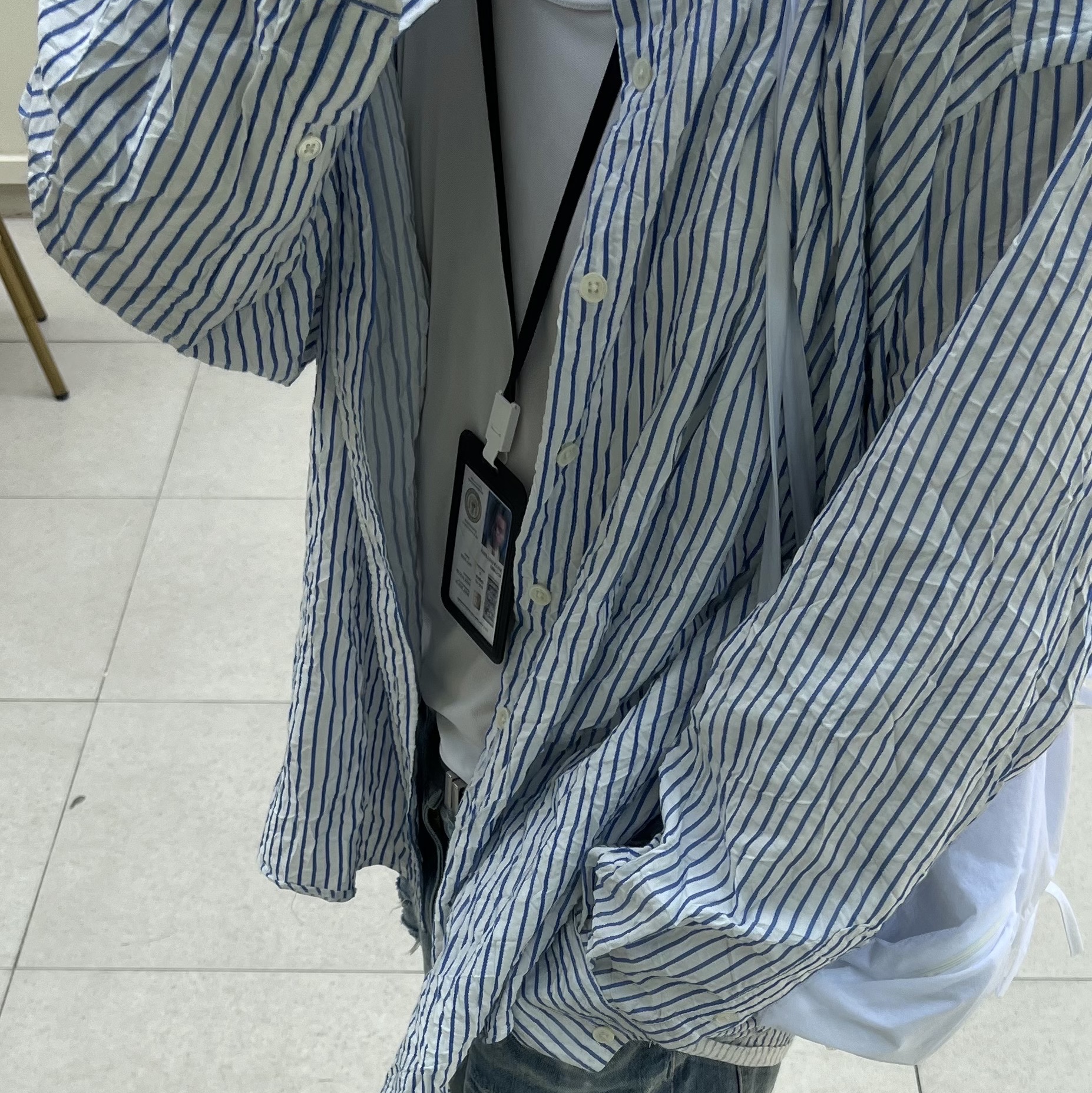 Our Legacy Borrowed BD Shirt White Blue Crinkled Stripe, Reebok x Maison Margiela Classic Leather Tabi Shoes Bianchetto 착용 스타일 - 3