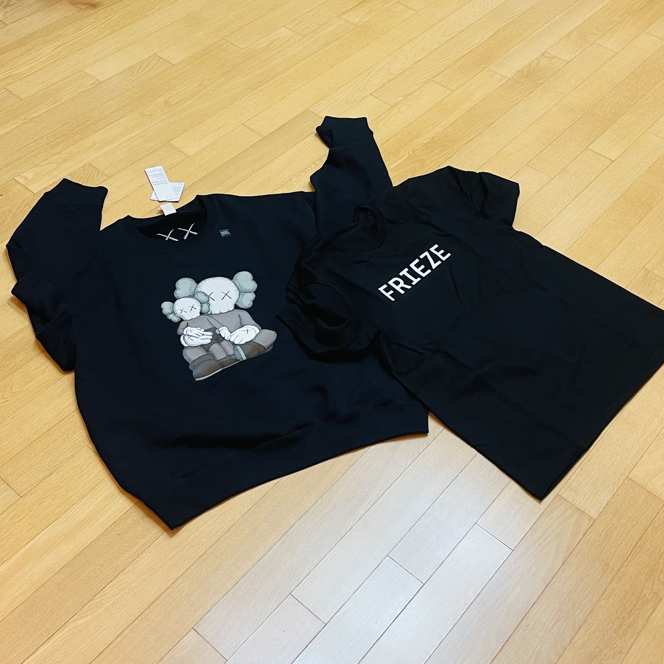 Uniqlo UT x Kaws Long Sleeve Sweatshirt Black 착용 스타일 - 1
