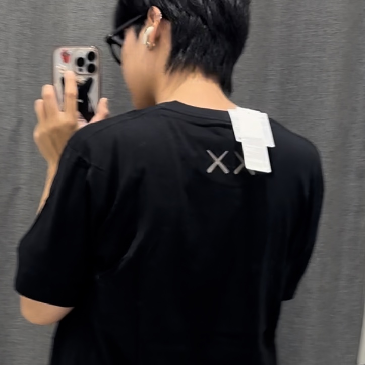 Uniqlo UT x Kaws Short Sleeve Graphic T-Shirt Black, Uniqlo UT x Kaws Short Sleeve Graphic T-Shirt White 착용 스타일 - 3