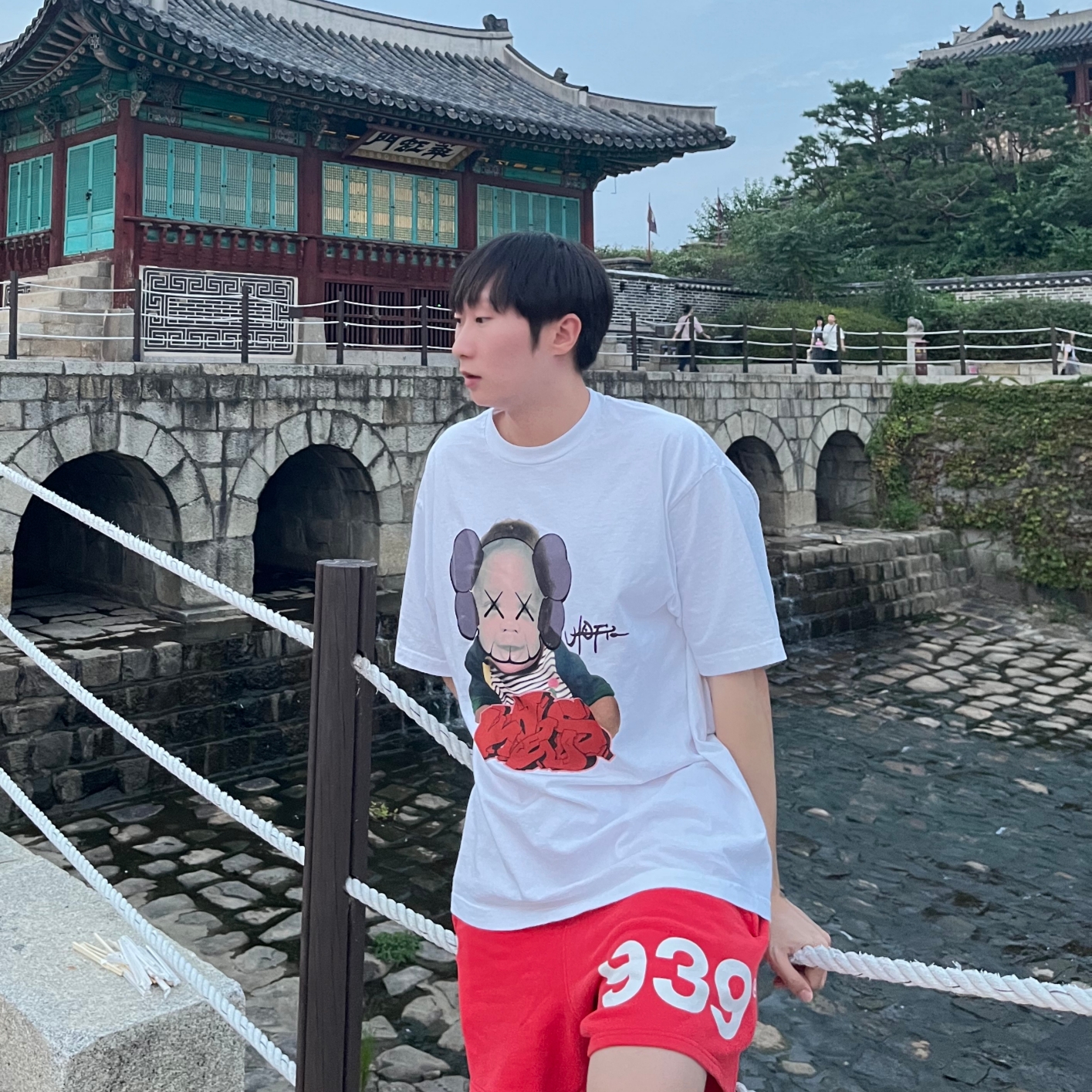 Nike x Travis Scott SB Dunk Low, Travis Scott Utopia x KAWS T-Shirt I White Utopia CD Pack 착용 스타일 - 2