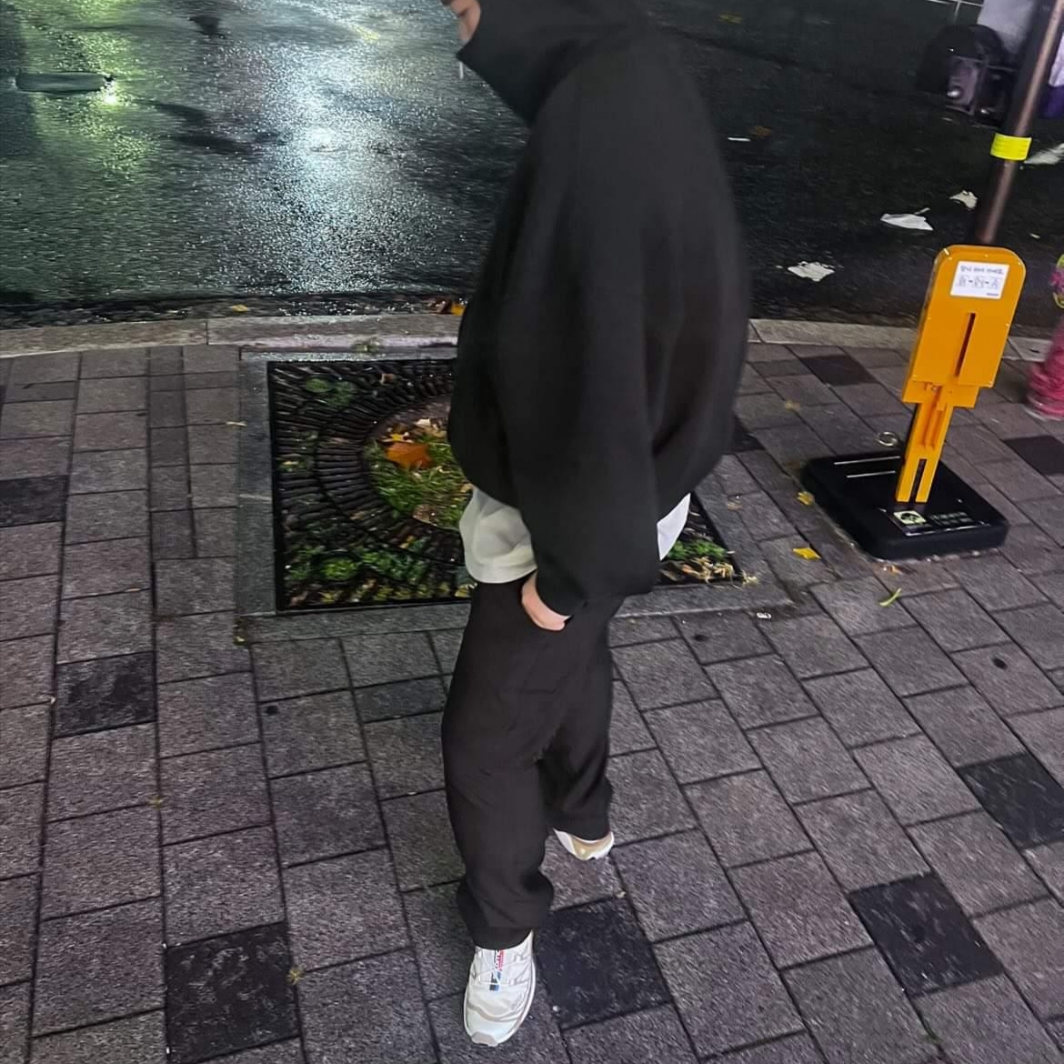 Farfromwhat Far Balaclava Hoodie Zip-Up Black, Salomon XT-6 Turtledove 착용 스타일 - 4