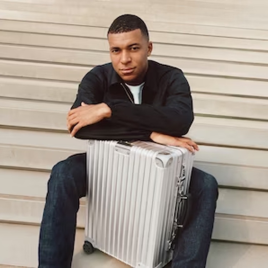 Rimowa Hybrid Cabin S All White Aluminium-Magnesium Polycarbonate White Gloss 착용 스타일 - 4