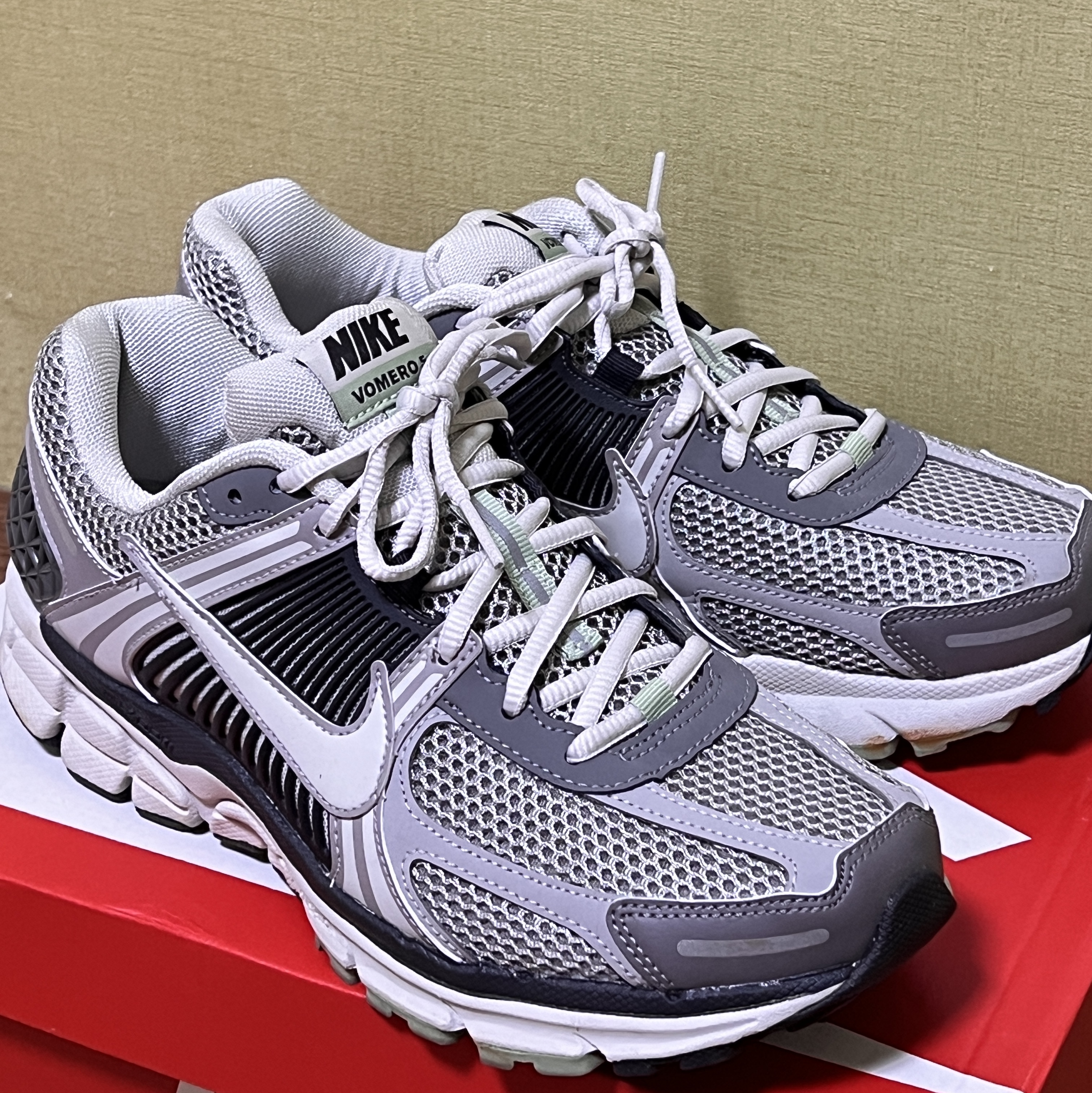 (W) Nike Zoom Vomero 5 Cobblestone and Flat Pewter 착용 스타일