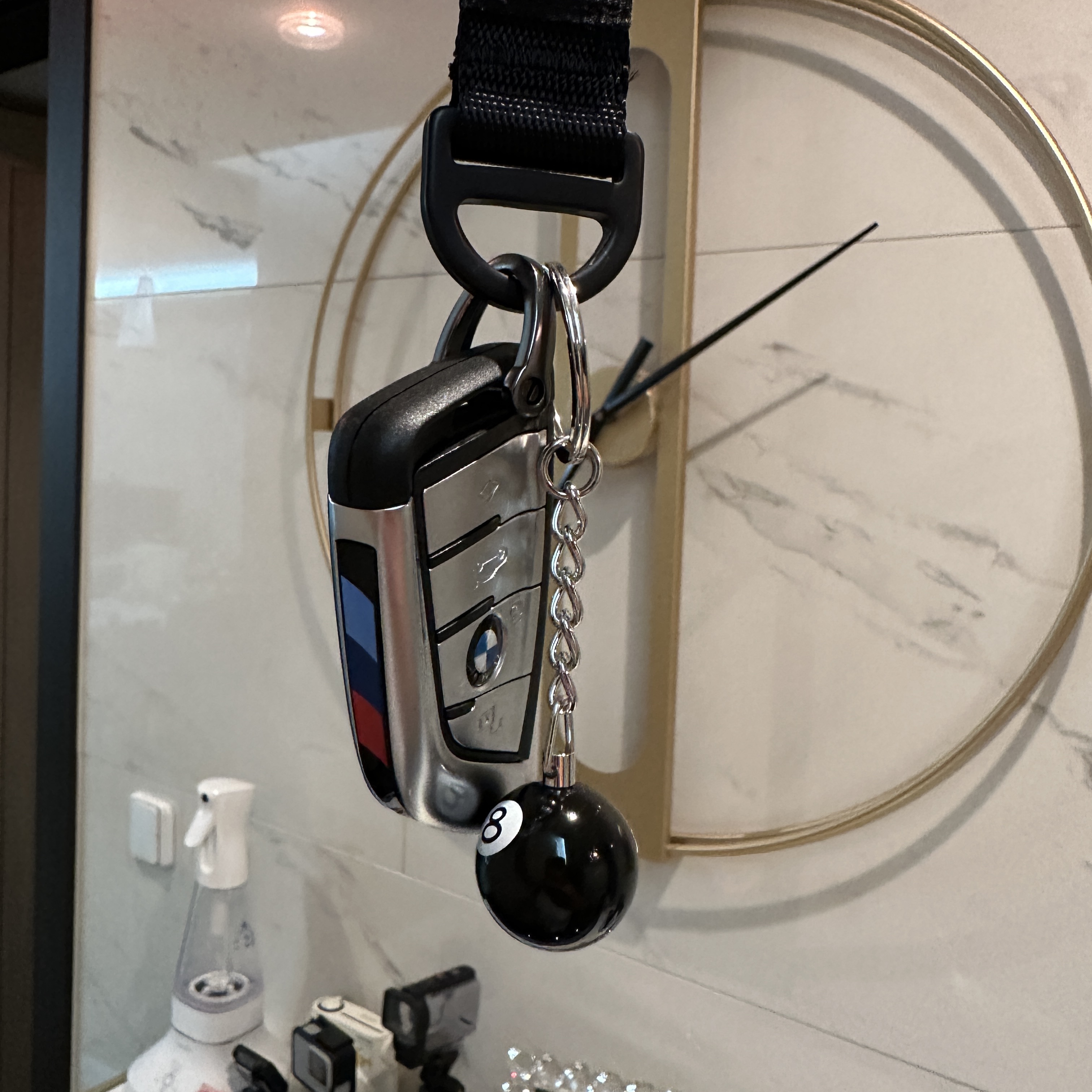 Stussy 8 Ball Keychain Black 착용 스타일