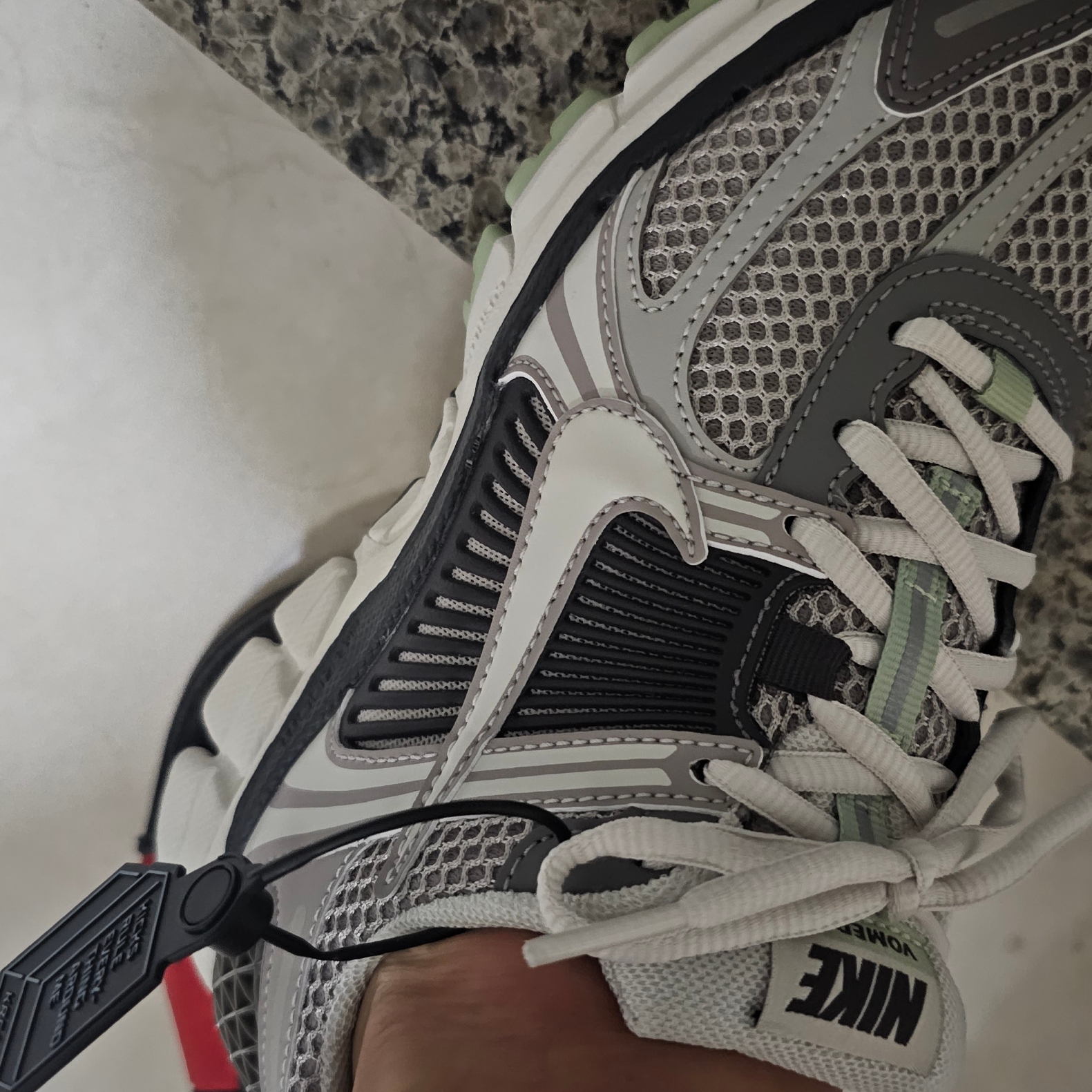(W) Nike Zoom Vomero 5 Cobblestone and Flat Pewter 착용 스타일 - 4