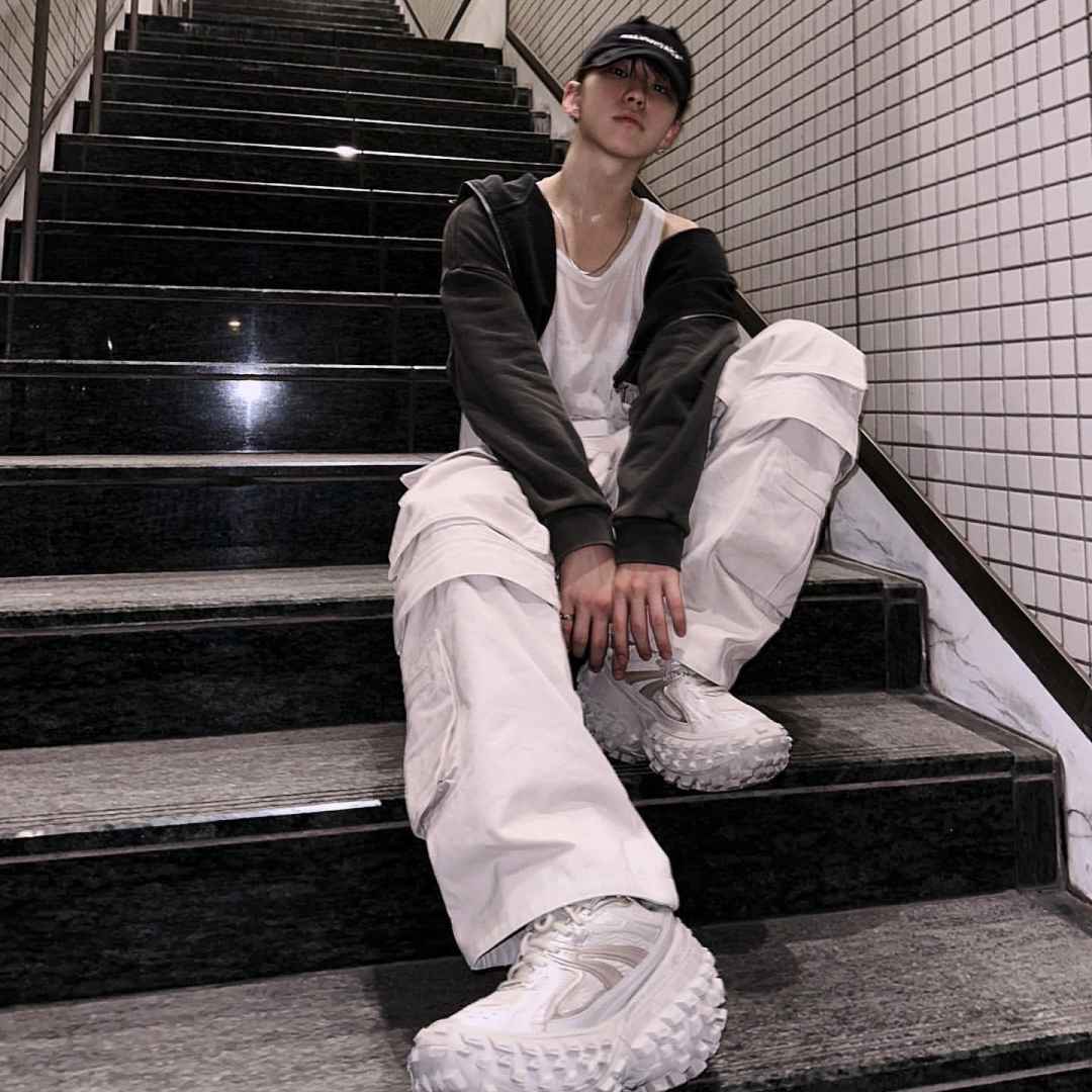 Balenciaga Defender Sneakers Light Beige 착용 스타일 - 4