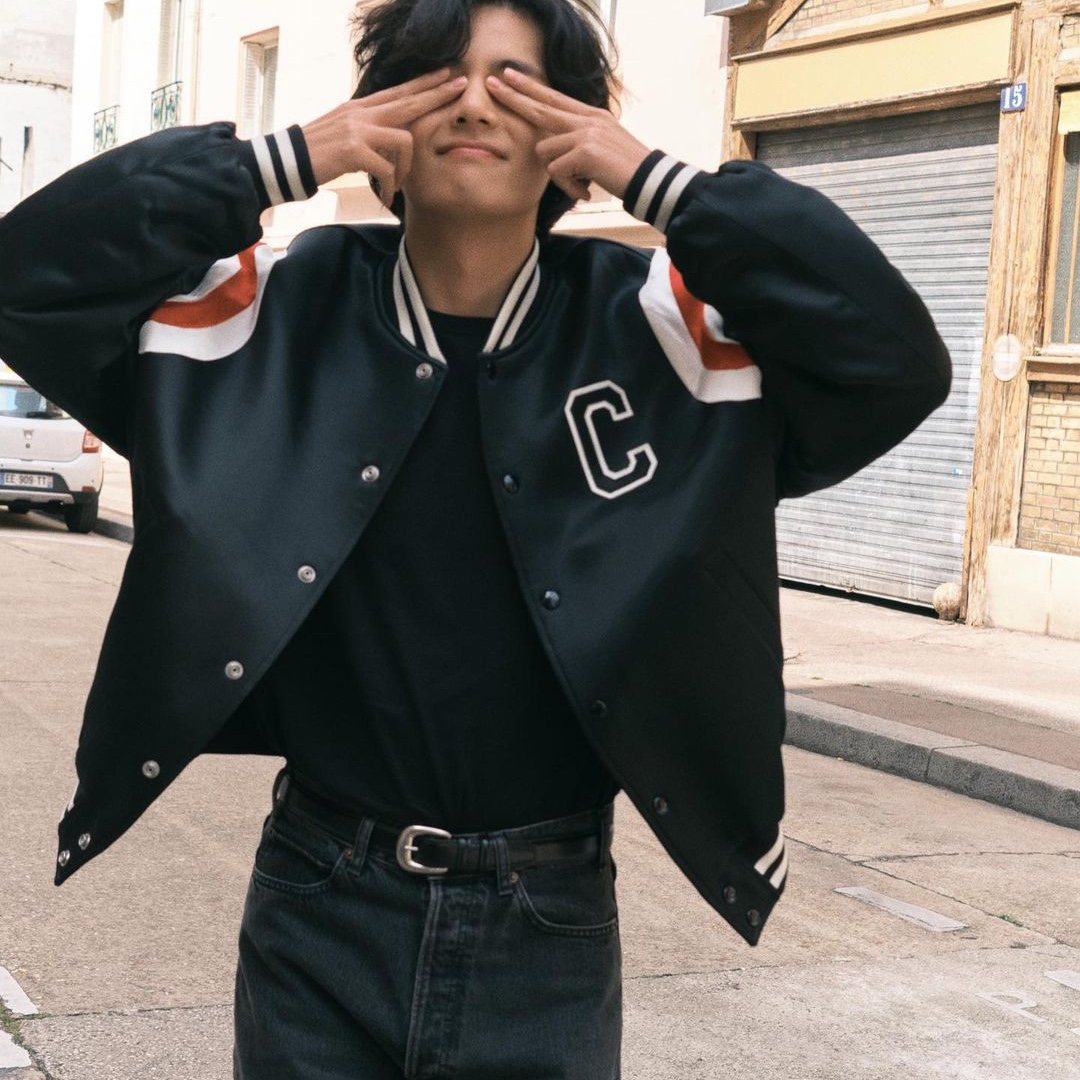 Celine Bomber Jacket In Thick Satin Black, Celine Trainer CT-04 Low Lace-Up Sneakers in Calfskin White Black 착용 스타일 - 2