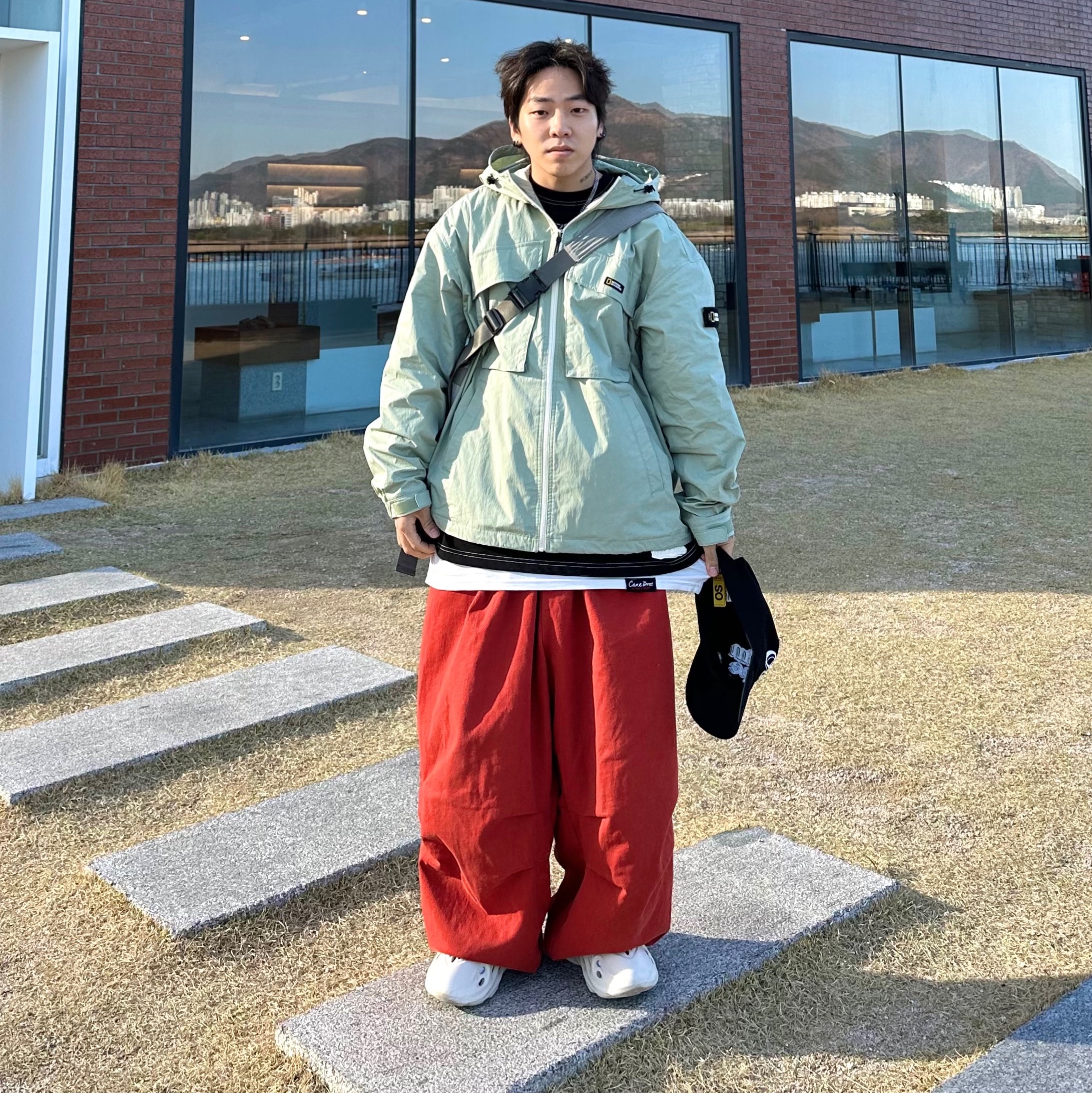 Adidas Yeezy Foam RNNR Ararat 착용 스타일 - 2