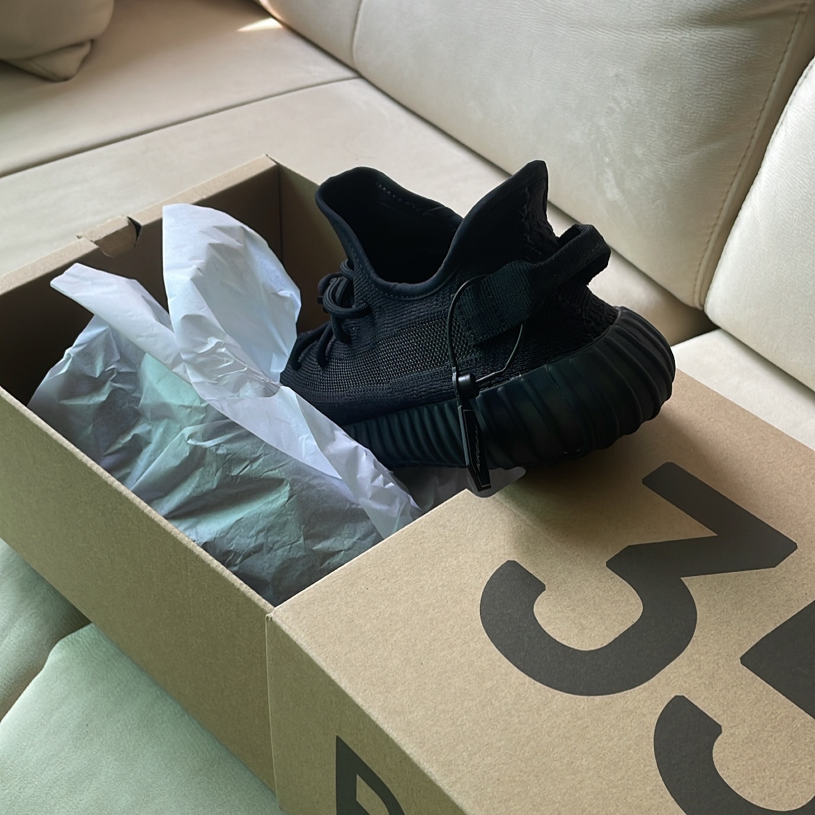 Adidas Yeezy Boost 350 V2 Onyx 착용 스타일 - 2