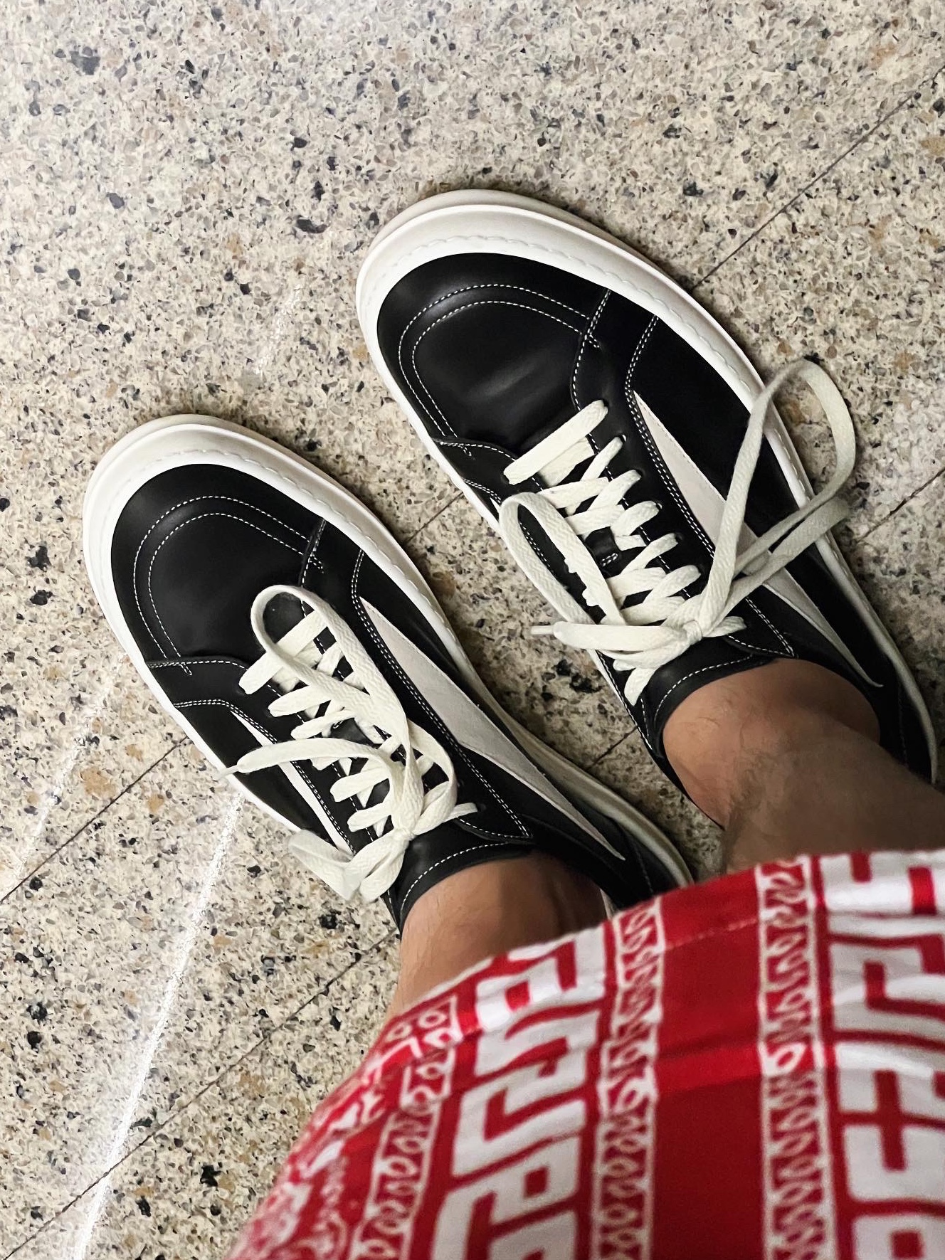 Rick Owens Luxor Vintage Sneakers Black Milk 착용 스타일 - 2