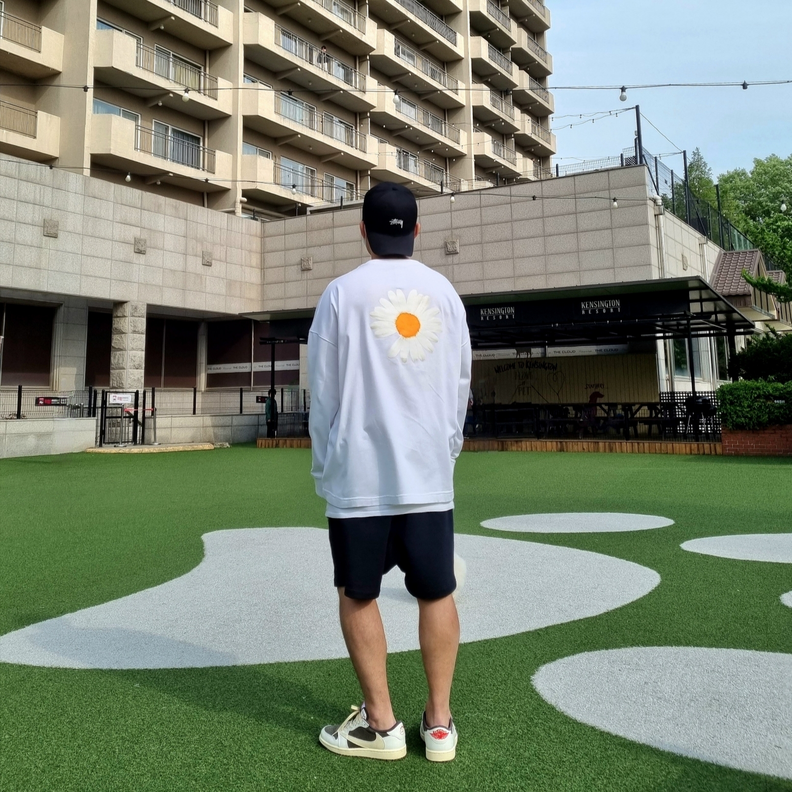 Nike x Peaceminusone LS T-Shirt White (DR0098-100), Jordan 1 x Travis Scott Retro Low OG SP Sail and Ridgerock 착용 스타일