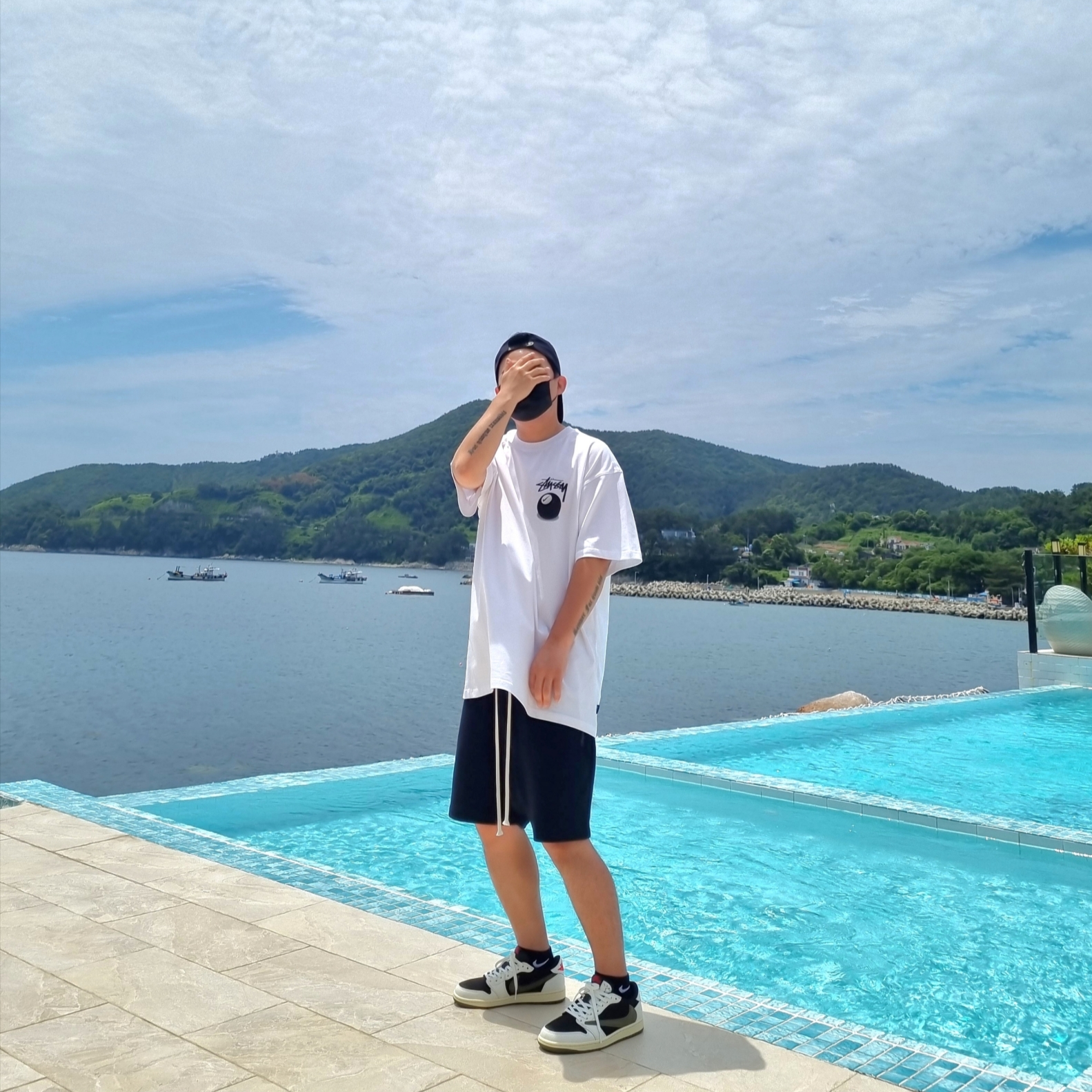 Nike x Stussy NRG FL SS 8 Ball T-Shirt White (DO9322-100), (W) Jordan 1 x Travis Scott Retro Low OG SP Medium Olive 착용 스타일