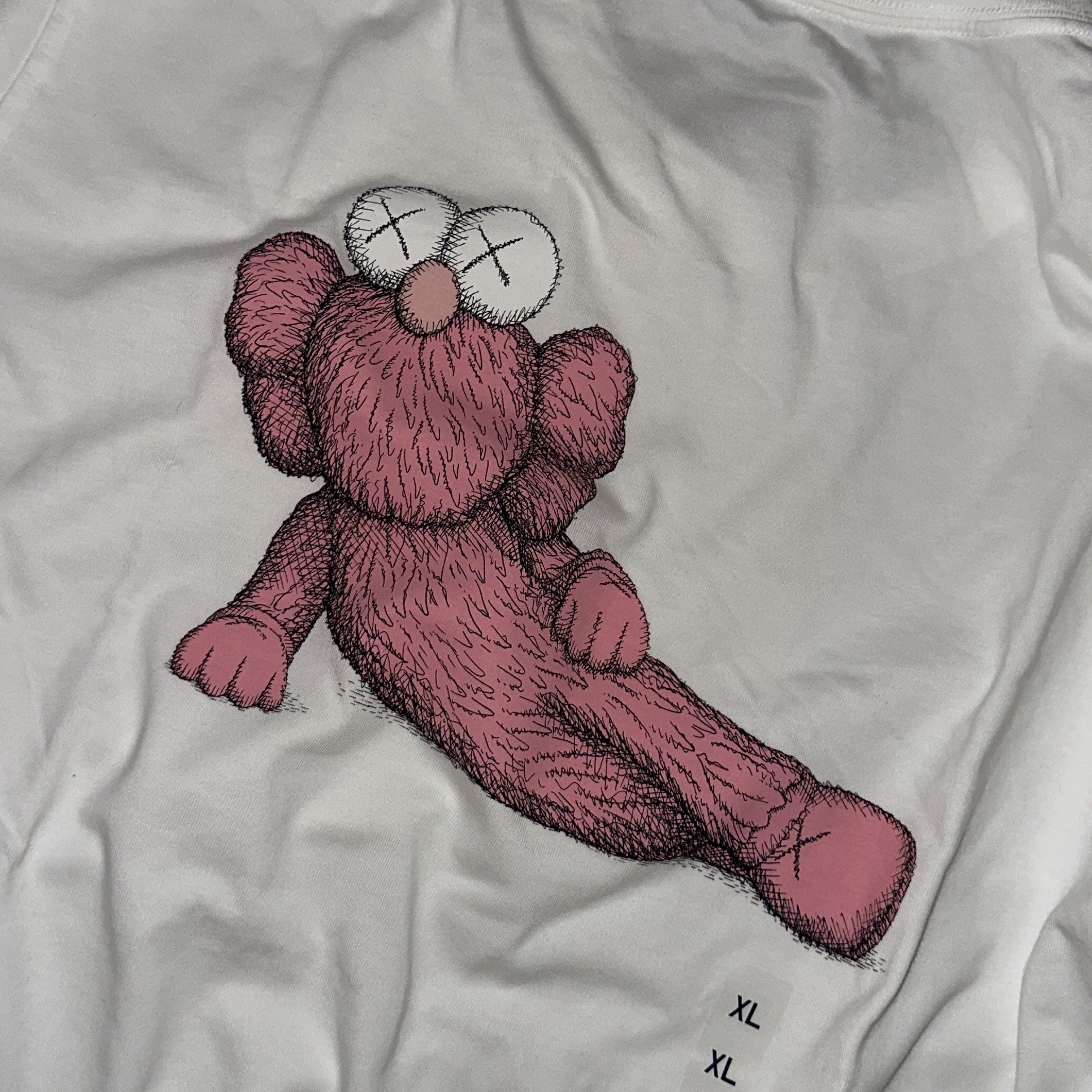 Uniqlo UT x Kaws Short Sleeve Graphic T-Shirt Black, Uniqlo UT x Kaws Short Sleeve Graphic T-Shirt White 착용 스타일 - 4