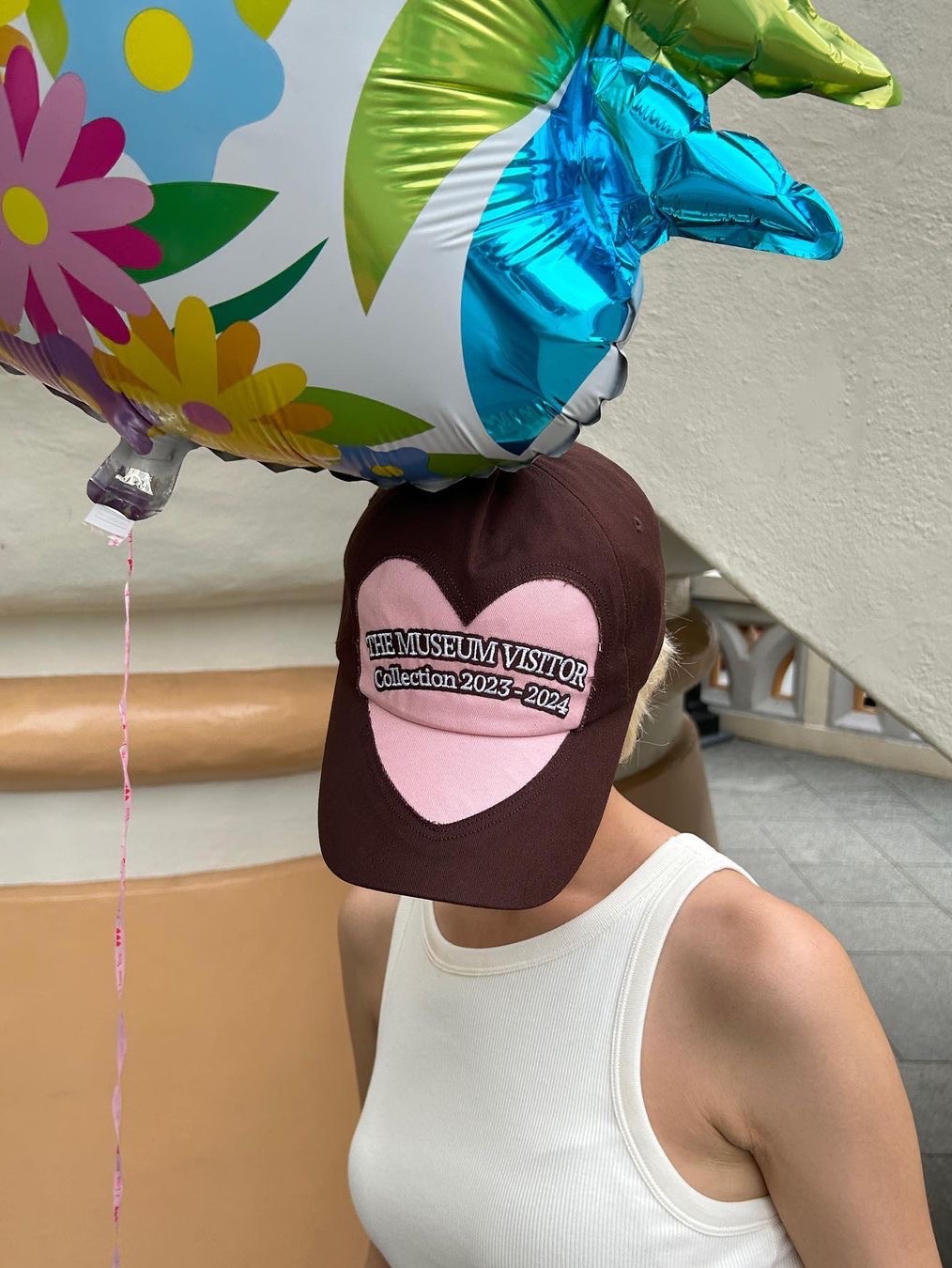 The Museum Visitor Heart Cut-Out Logo Ballcap Brown, The Museum Visitor Heart Cut-Out Logo Ballcap Black 착용 스타일 - 1