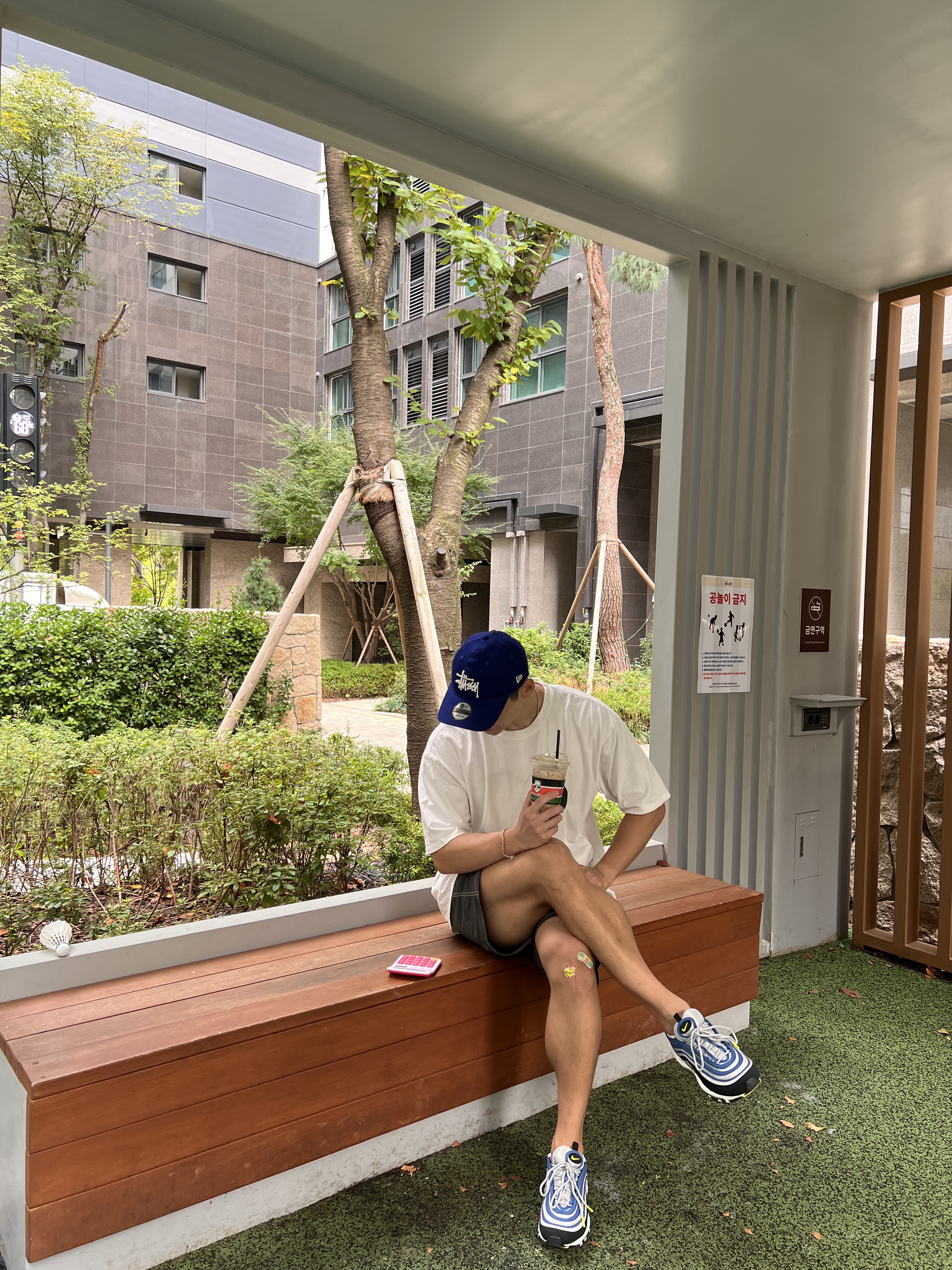 Stussy Basic New Era 9Twenty Cap Dark Royal, (W) Nike Air Max 97 OG Atlantic Blue and Voltage Yellow 착용 스타일
