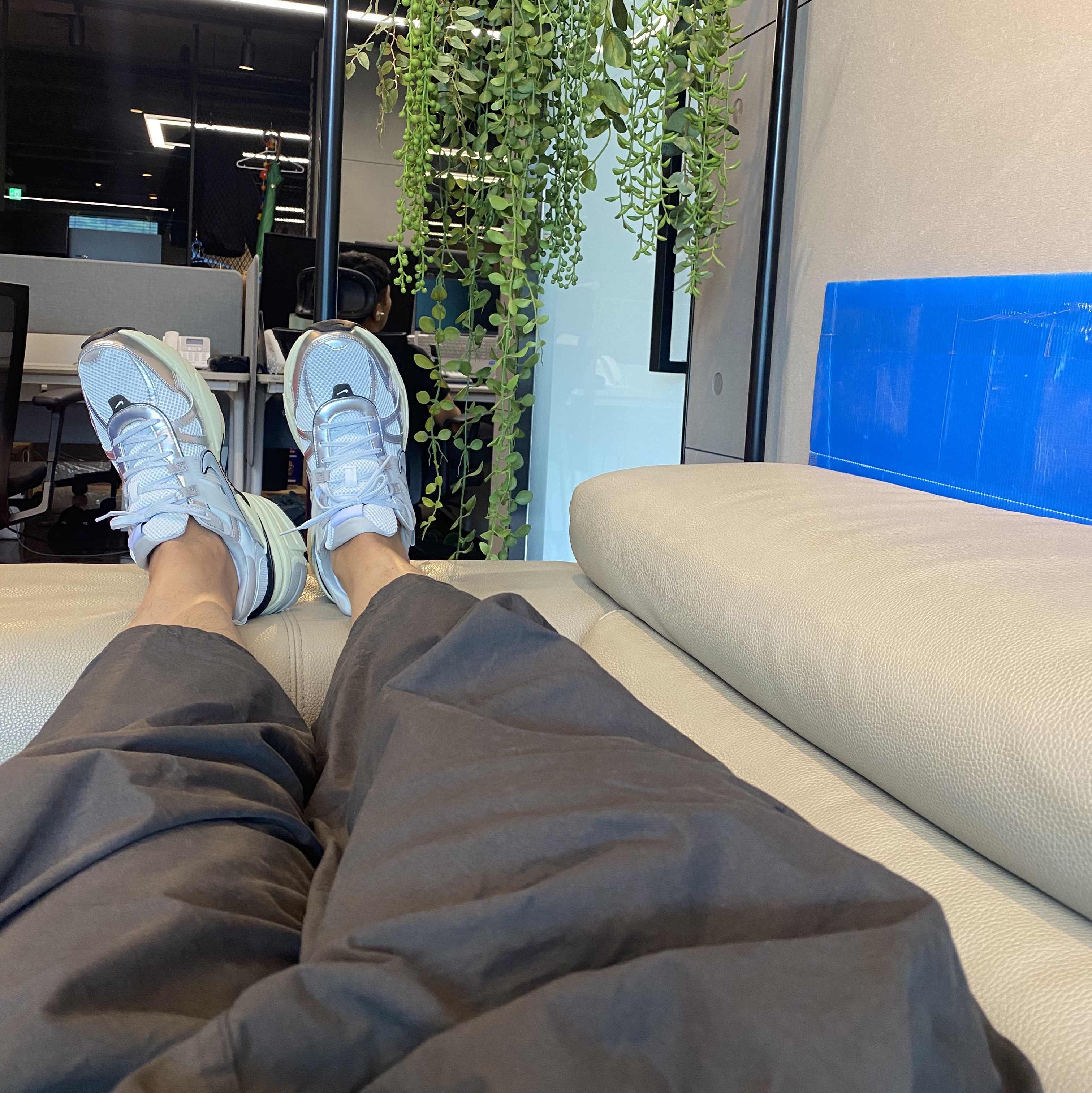Nike V2K Run Summit White Metallic Silver 착용 스타일